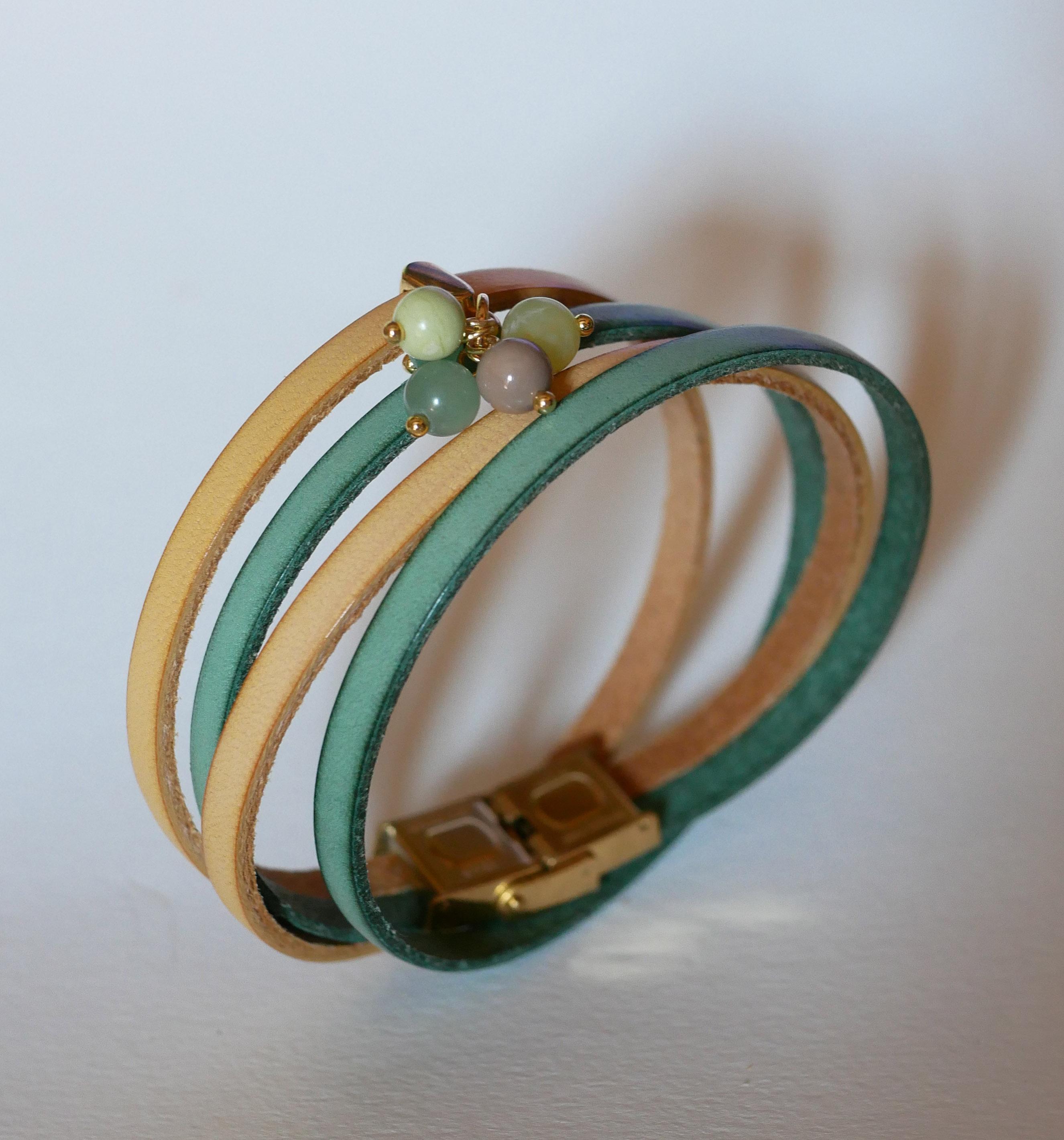 Bracelet double cuir décoré de perles tons vert tendre au fermoir doré