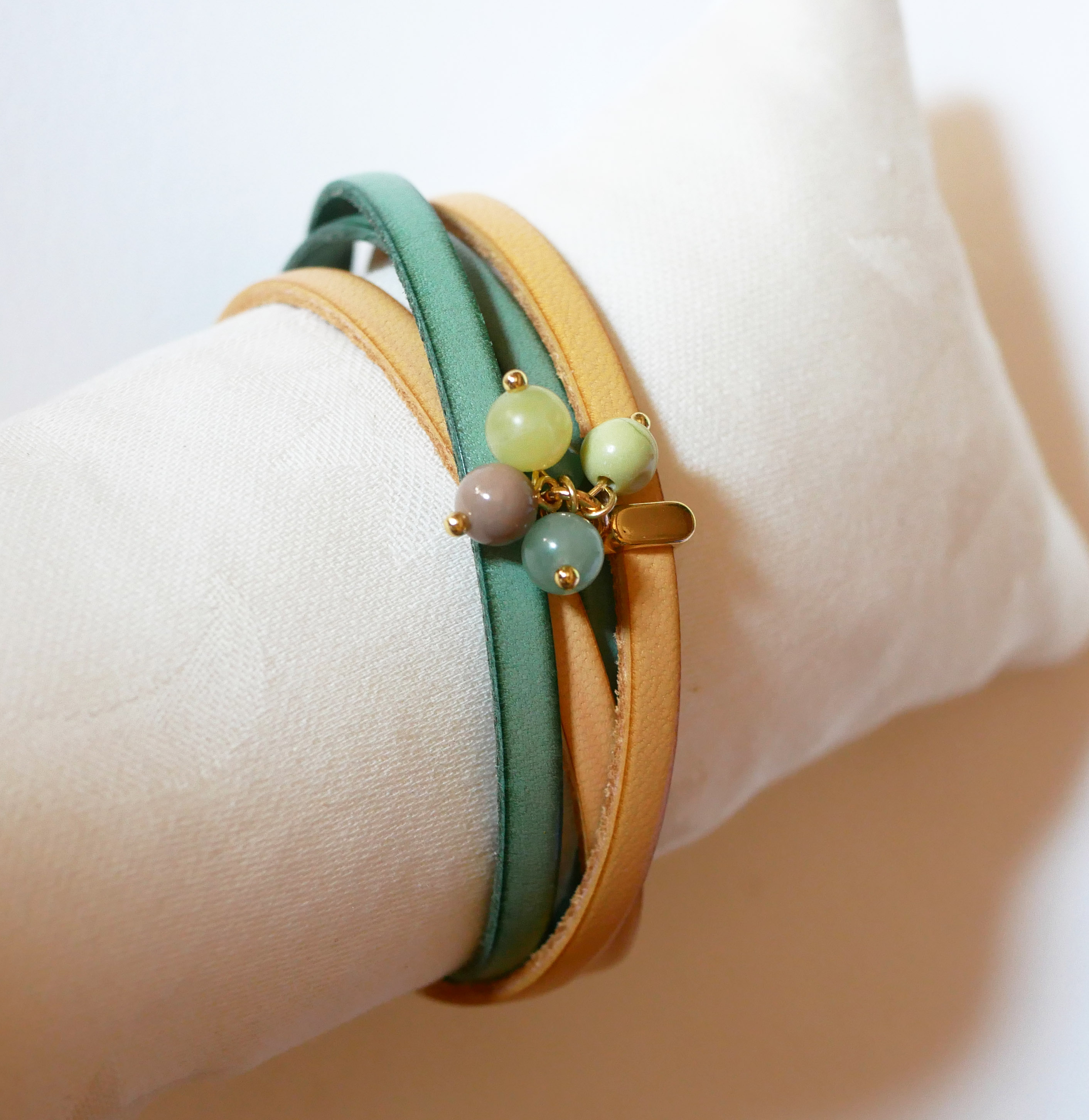 Bracelet double cuir décoré de perles tons vert tendre au fermoir doré