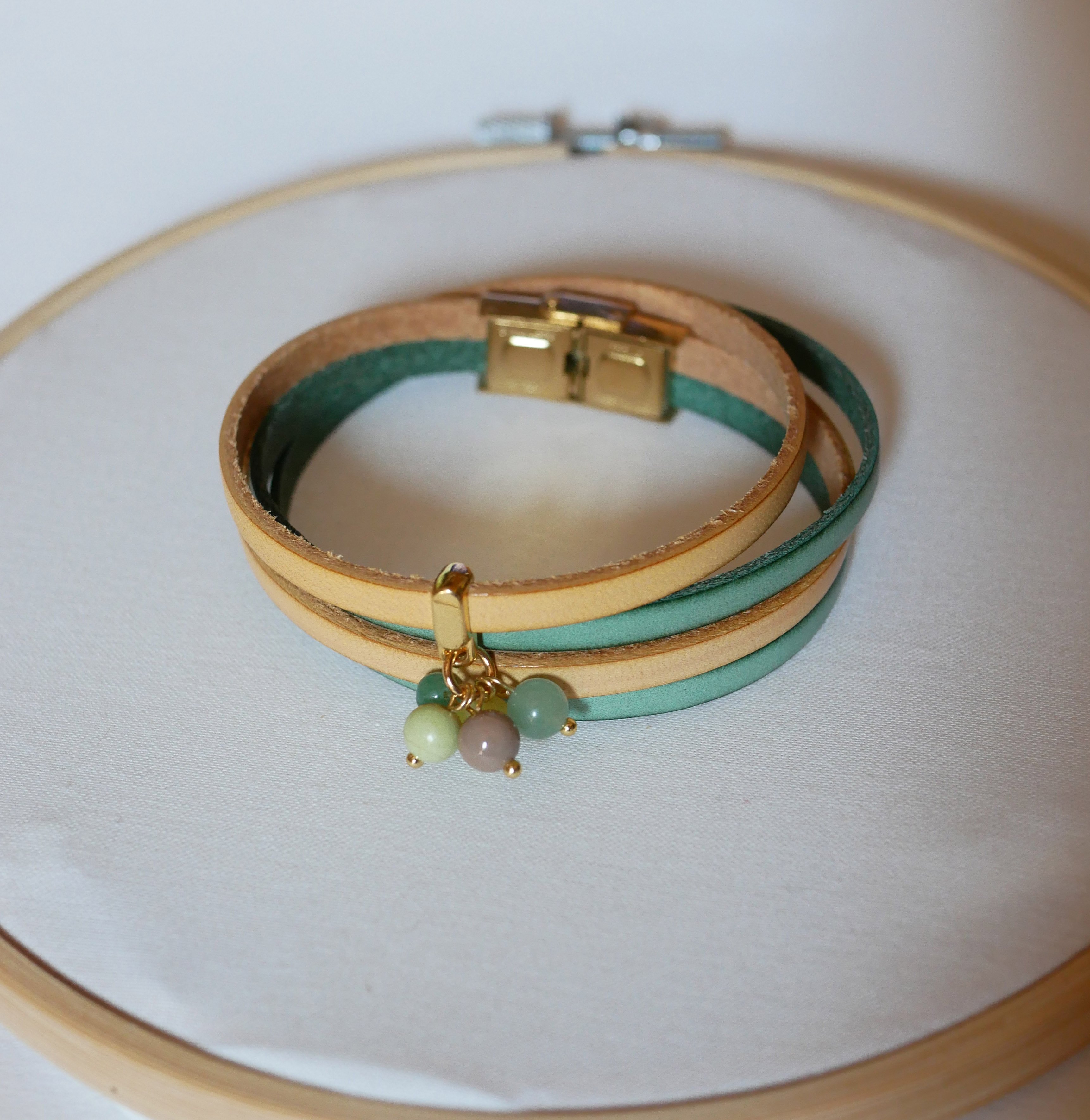 Bracelet double cuir décoré de perles tons vert tendre au fermoir doré