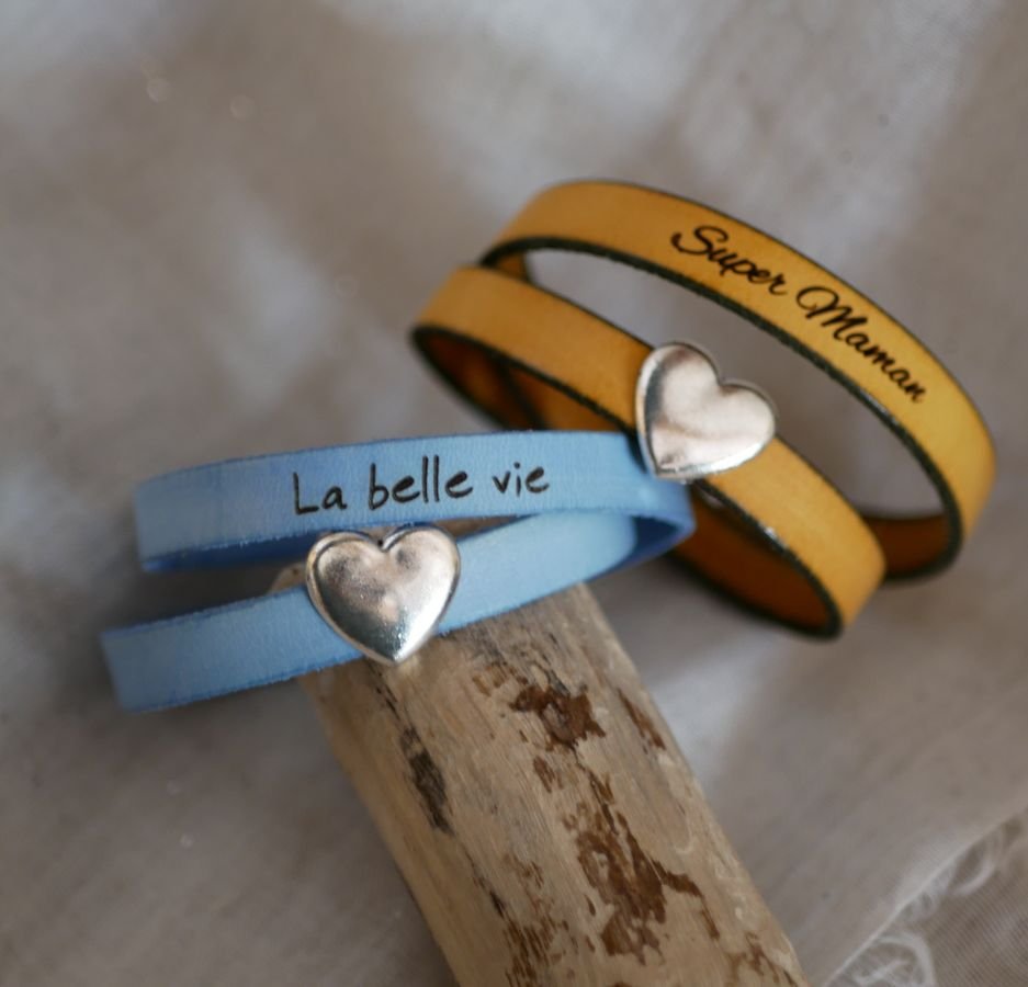 Bracciale doppio in pelle con design a cuore in argento, con possibilità di incidere le vostre parole