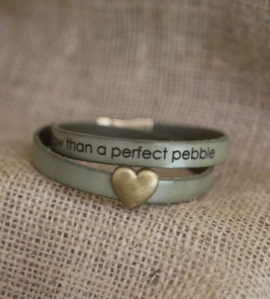 Bracciale a cuore doppio in pelle e bronzo, con possibilit&agrave; di incidere le vostre parole
