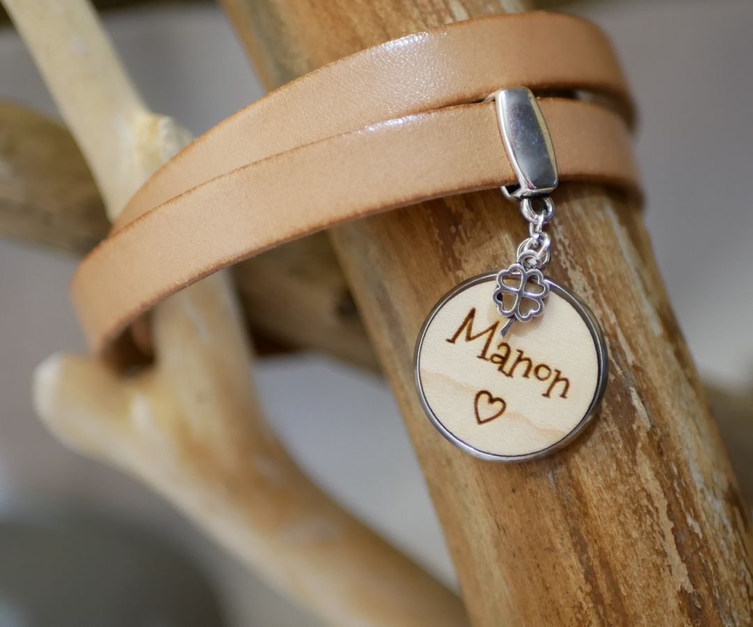 Bracciale doppio in pelle personalizzato con cabochon in legno da incidere