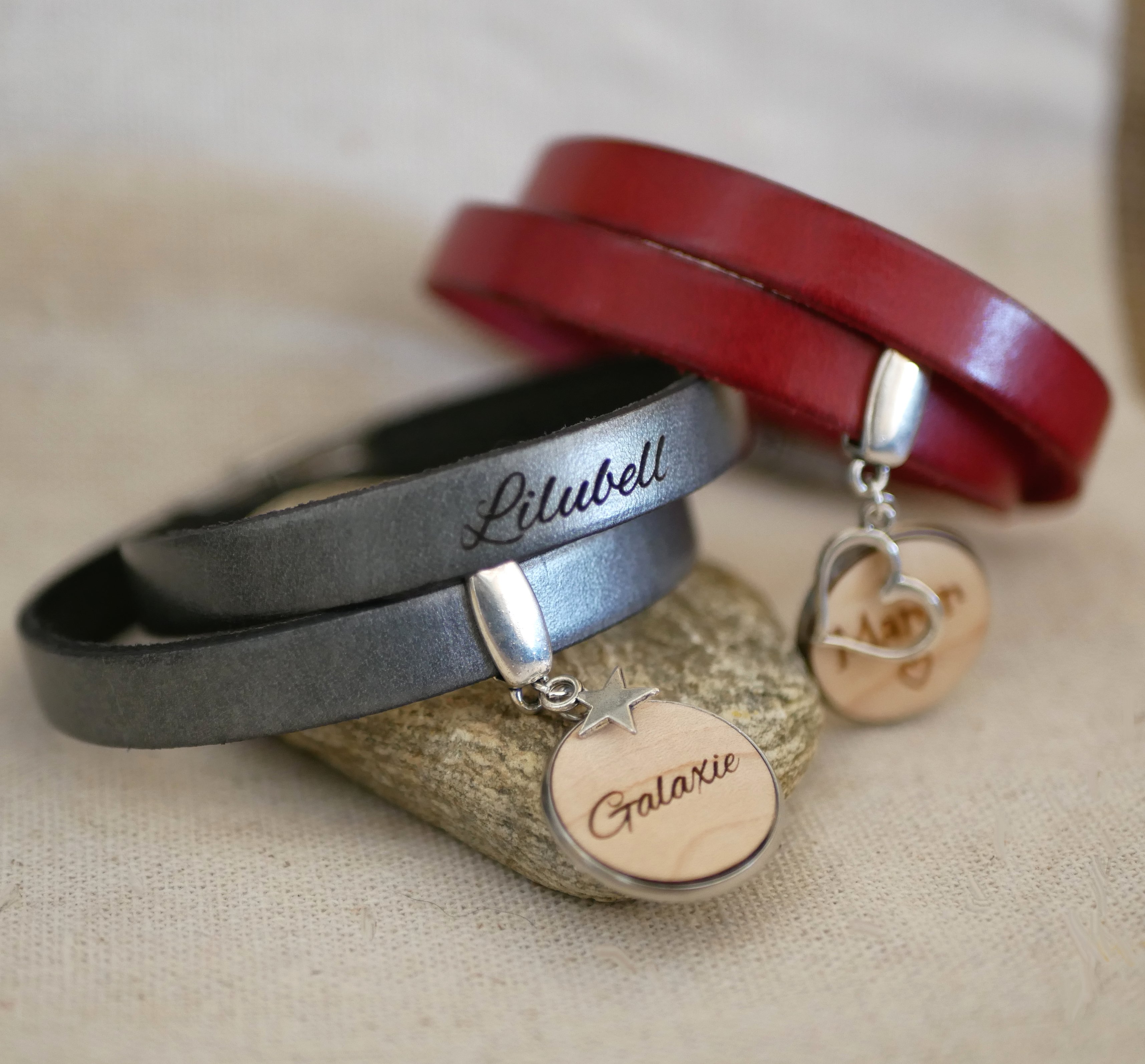 Bracciale doppio in pelle personalizzato con cabochon in legno da incidere