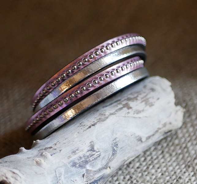 Bracciale doppio in pelle personalizzato con incisione in rosa 