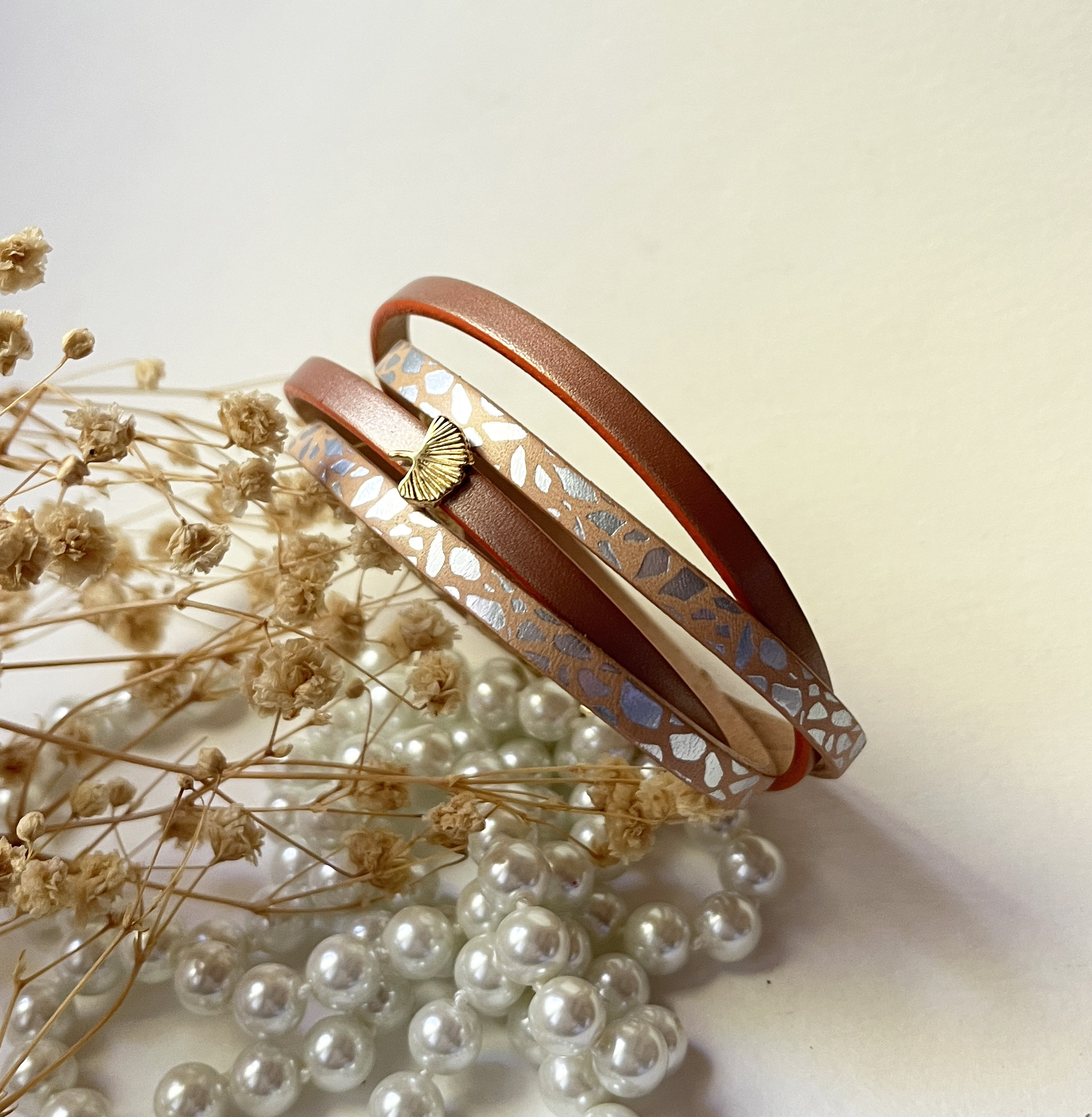 Bracelet zen en cuir bicolore avec pendentif ginkgo doré.