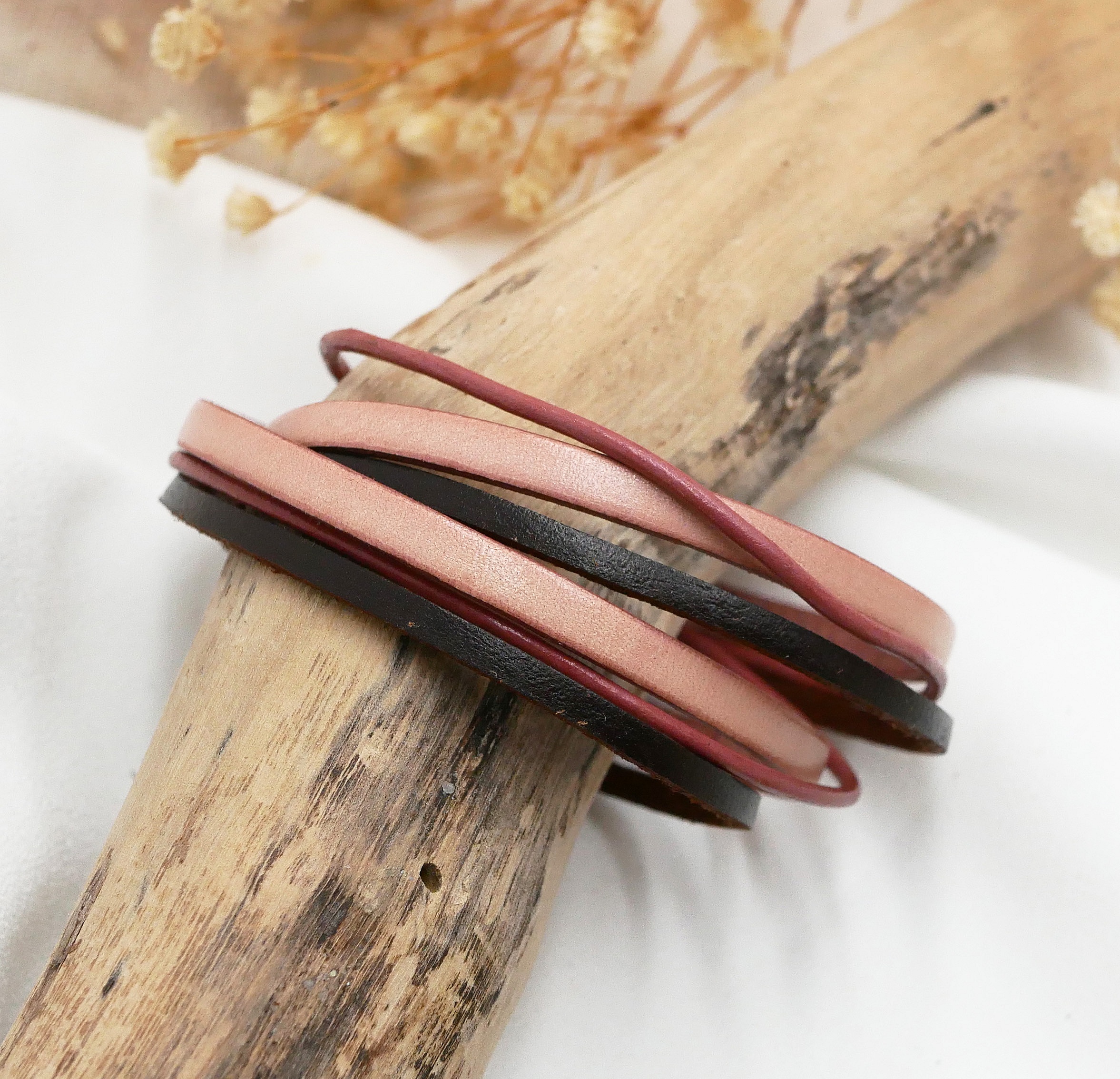 Braccialetto vintage in pelle rosa e marrone a pi&ugrave; strati