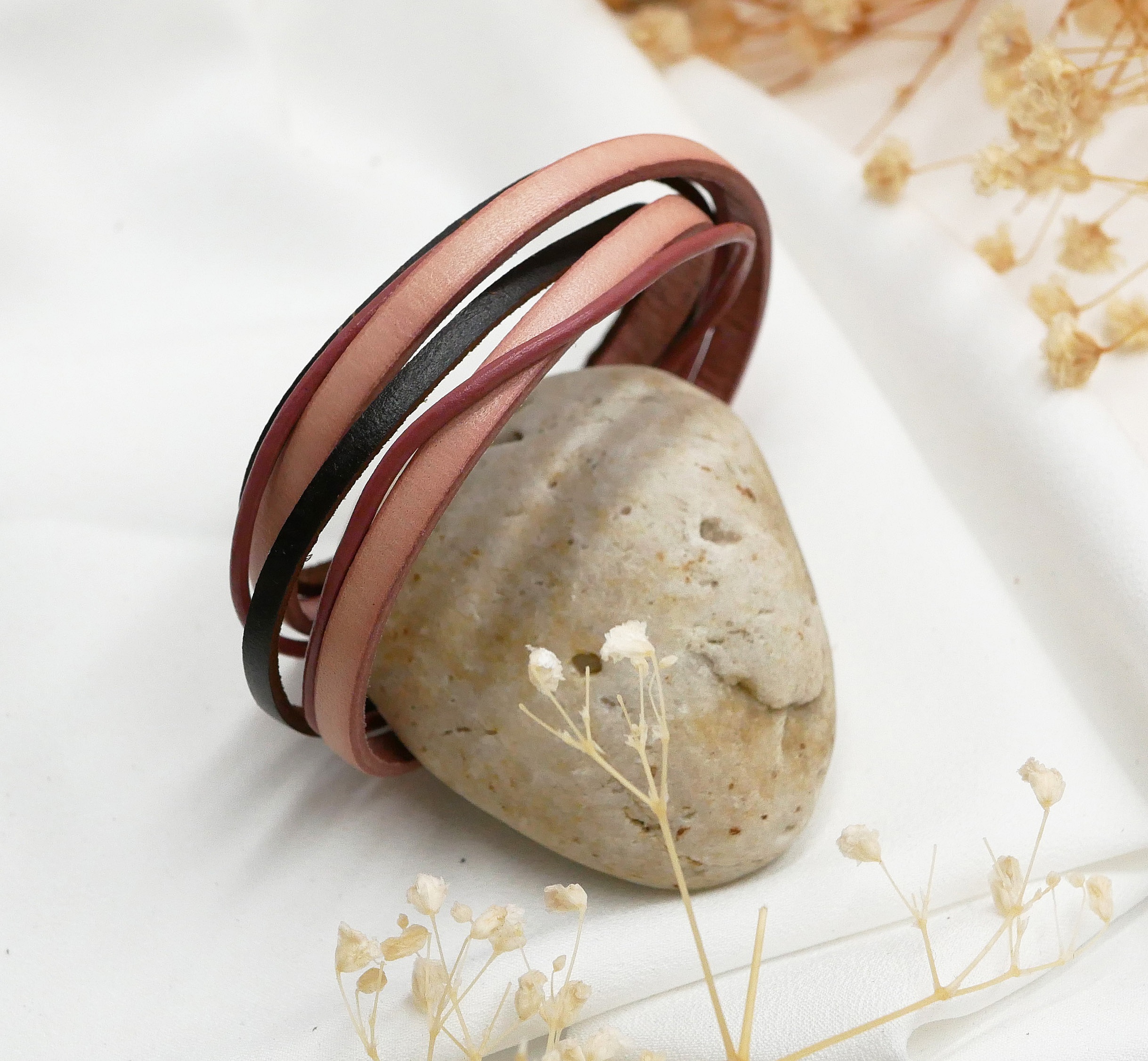 Braccialetto vintage in pelle rosa e marrone a pi&ugrave; strati