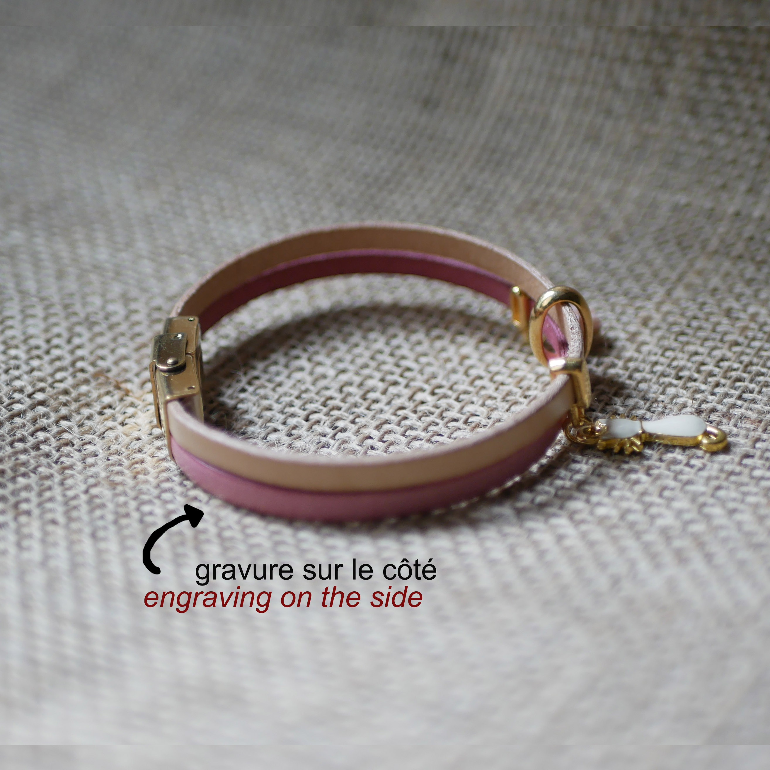 Bracciale duo in pelle con gatto dorato e ciondoli rosa 