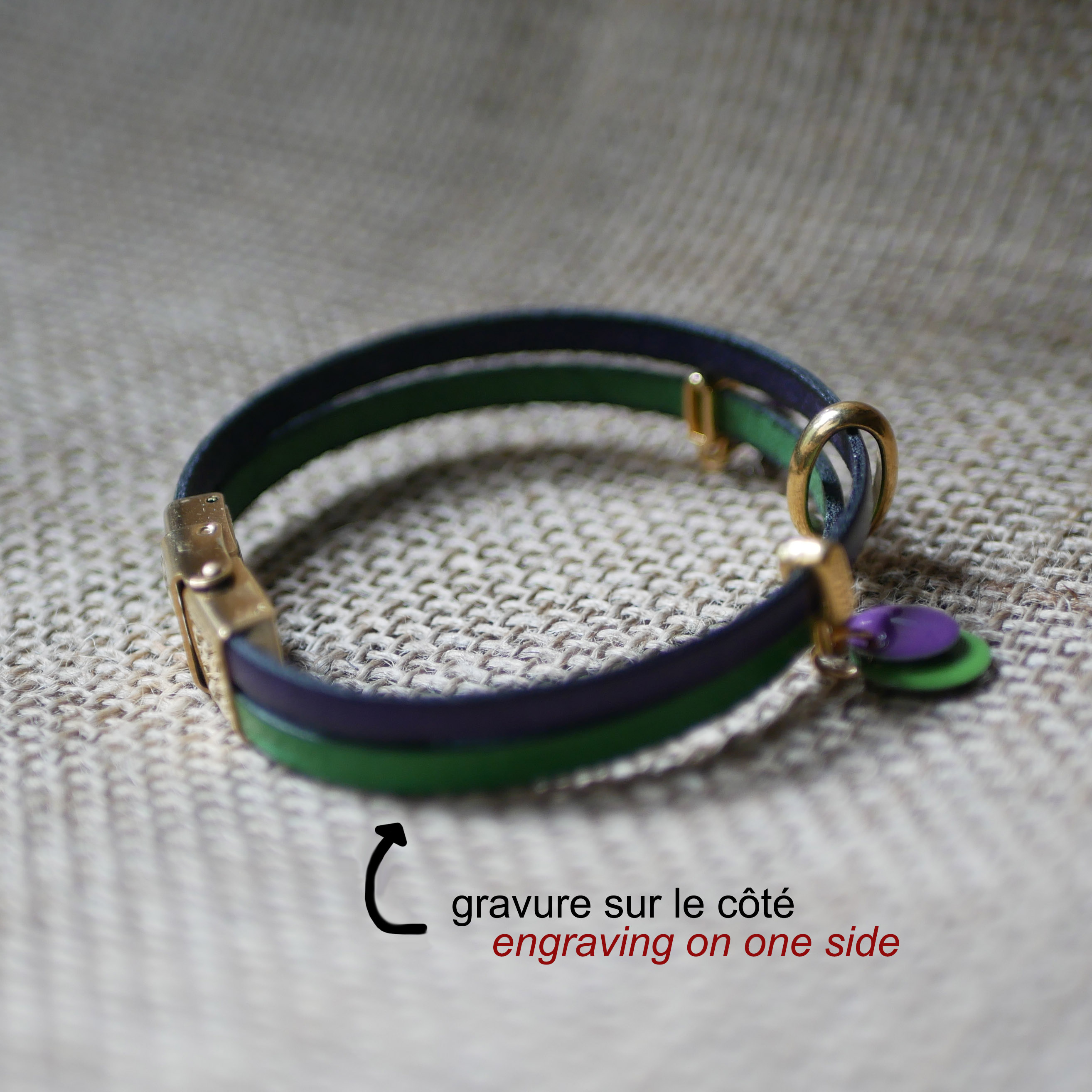 Bracciale duo in pelle con ciondoli dorati e paillettes viola-verdi 