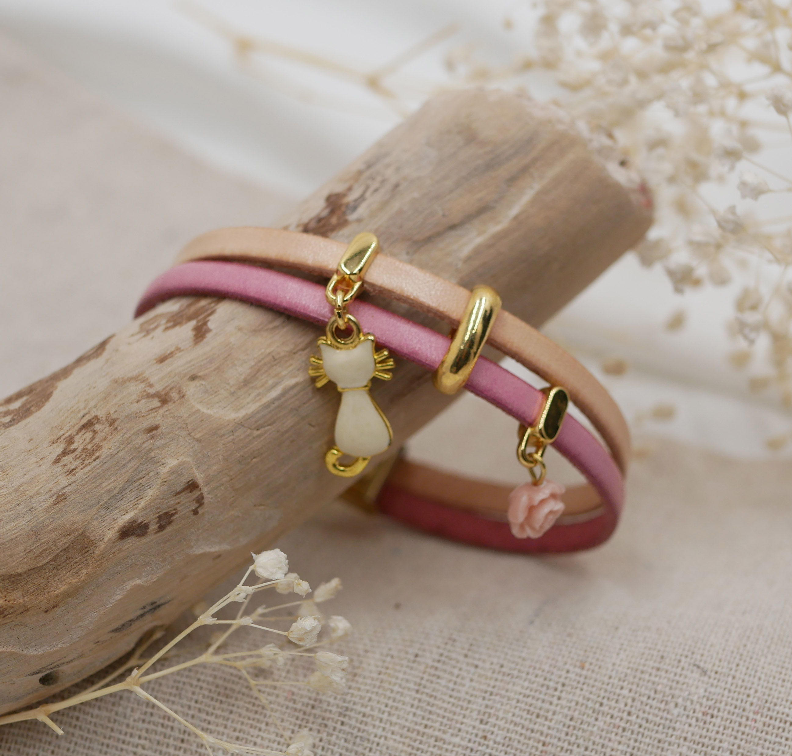 Bracciale duo in pelle con gatto dorato e ciondoli rosa 