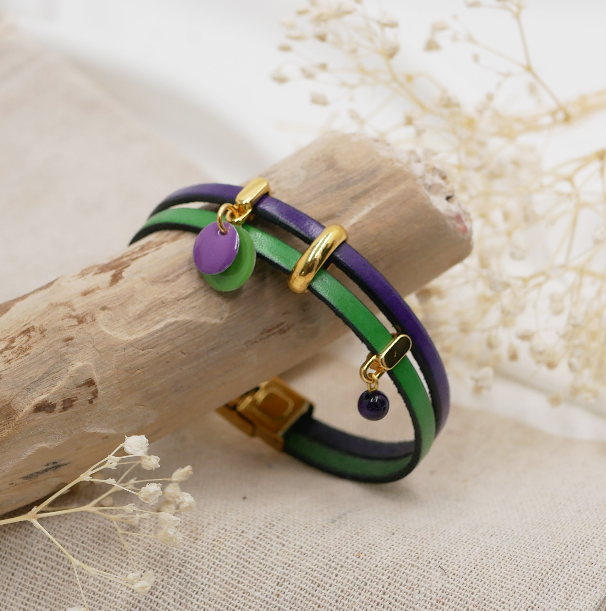 Bracciale duo in pelle con ciondoli dorati e paillettes viola-verdi 