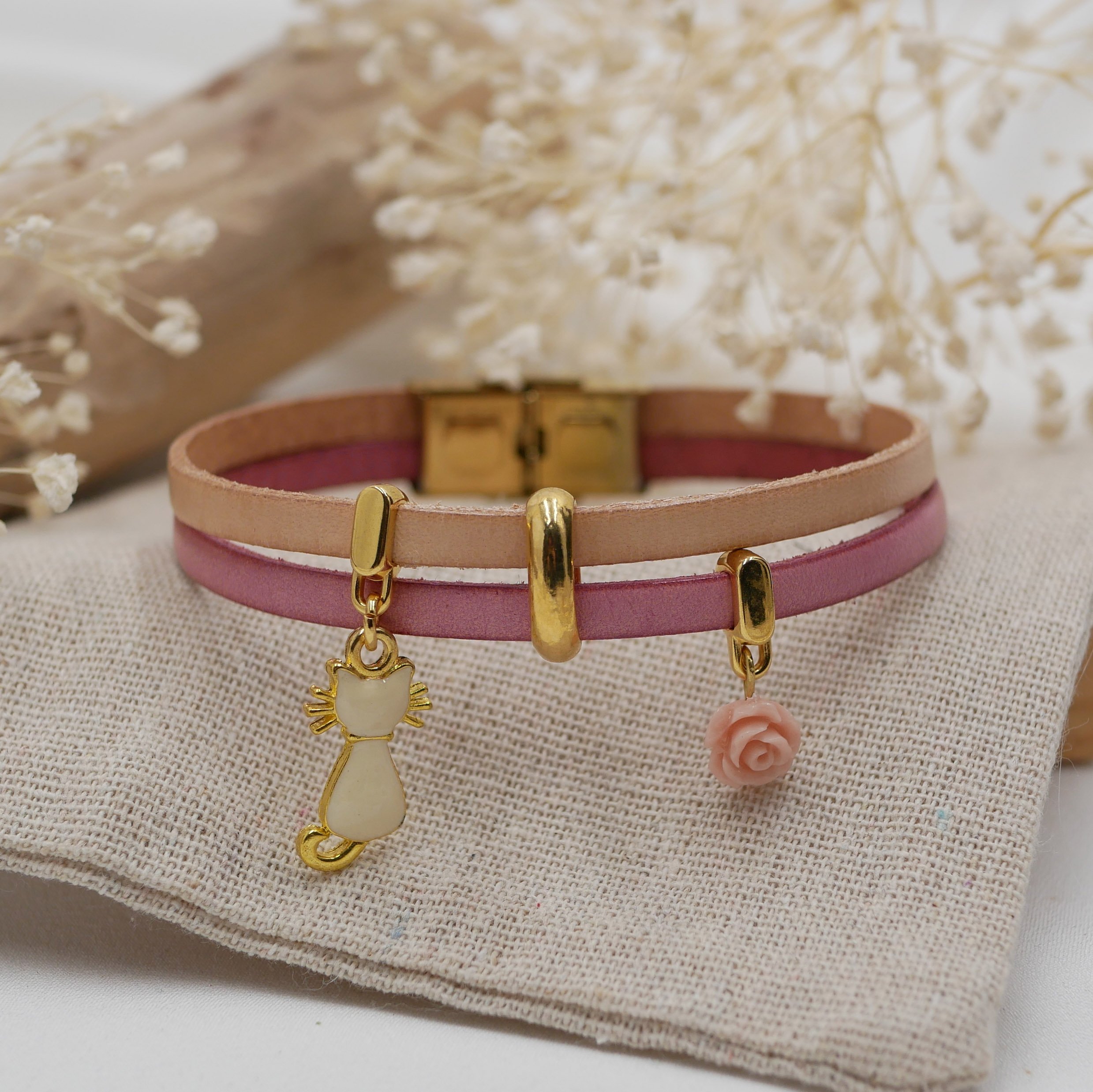 Bracciale duo in pelle con gatto dorato e ciondoli rosa 