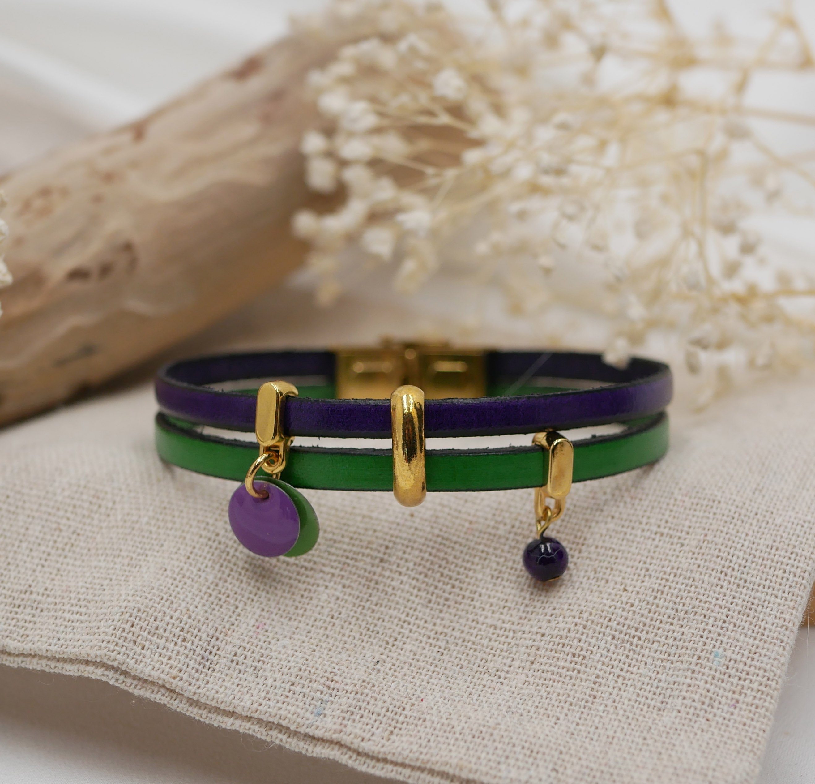 Bracciale duo in pelle con ciondoli dorati e paillettes viola-verdi 