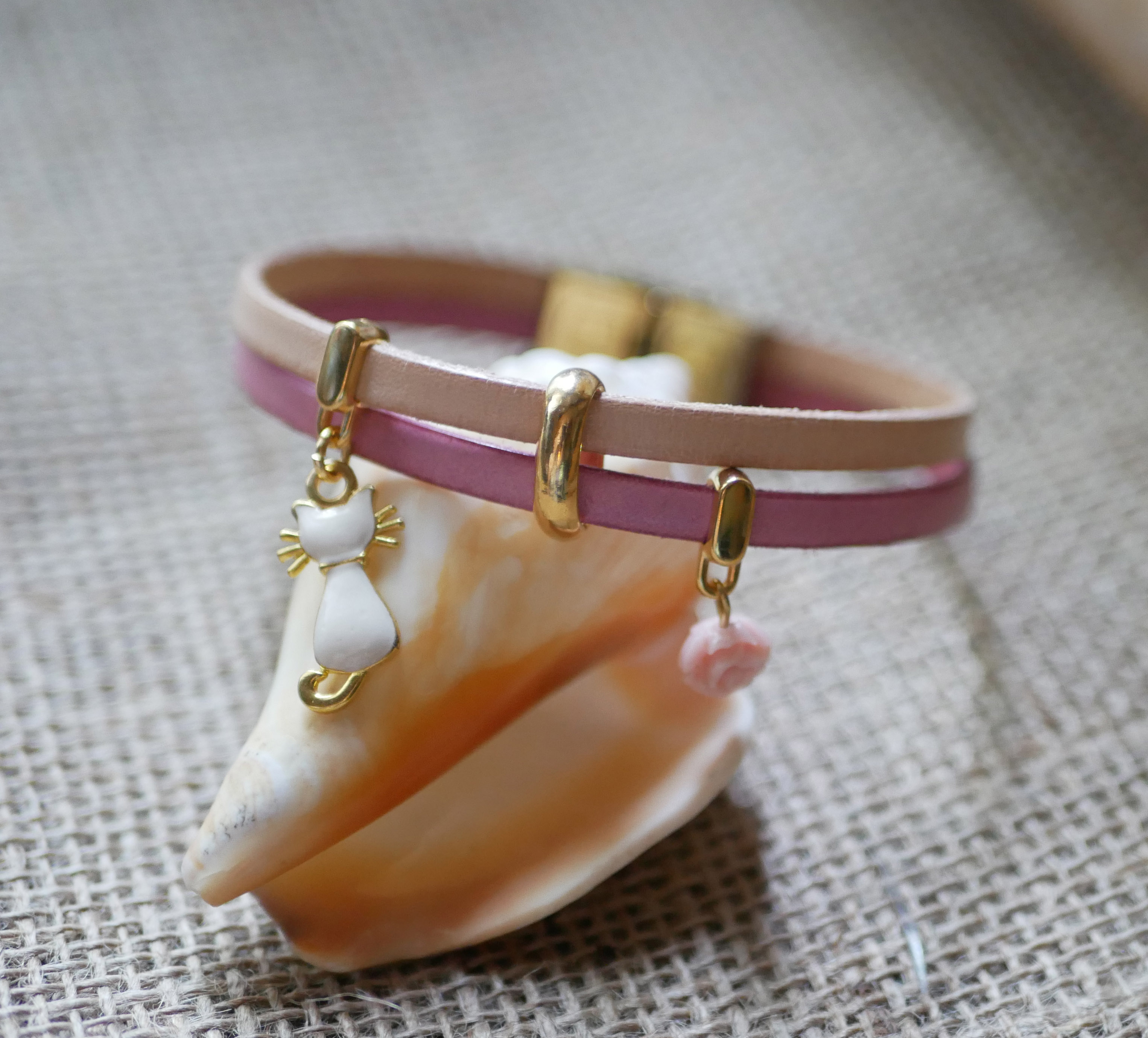 Bracciale duo in pelle con gatto dorato e ciondoli rosa 