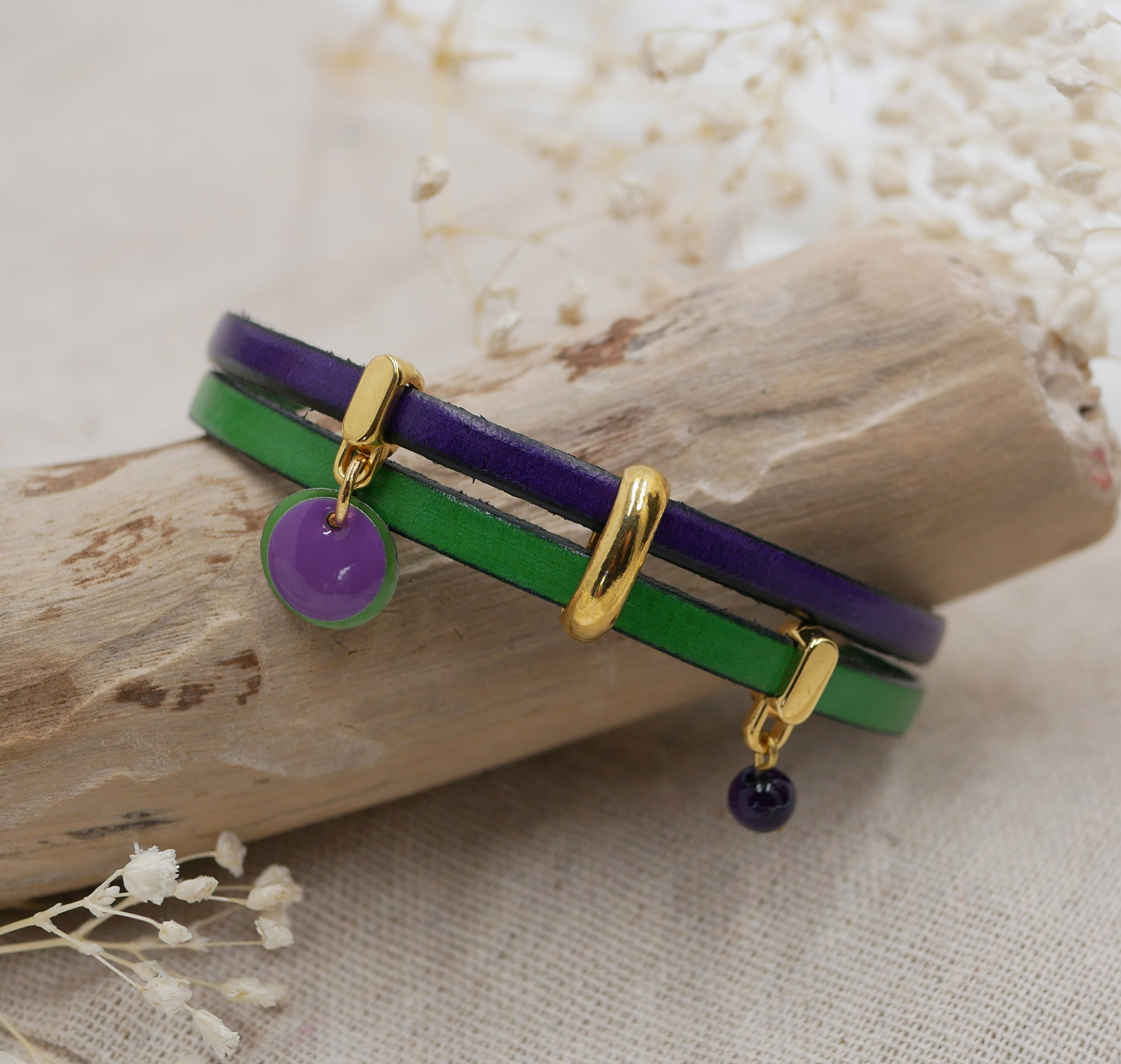 Bracciale duo in pelle con ciondoli dorati e paillettes viola-verdi 