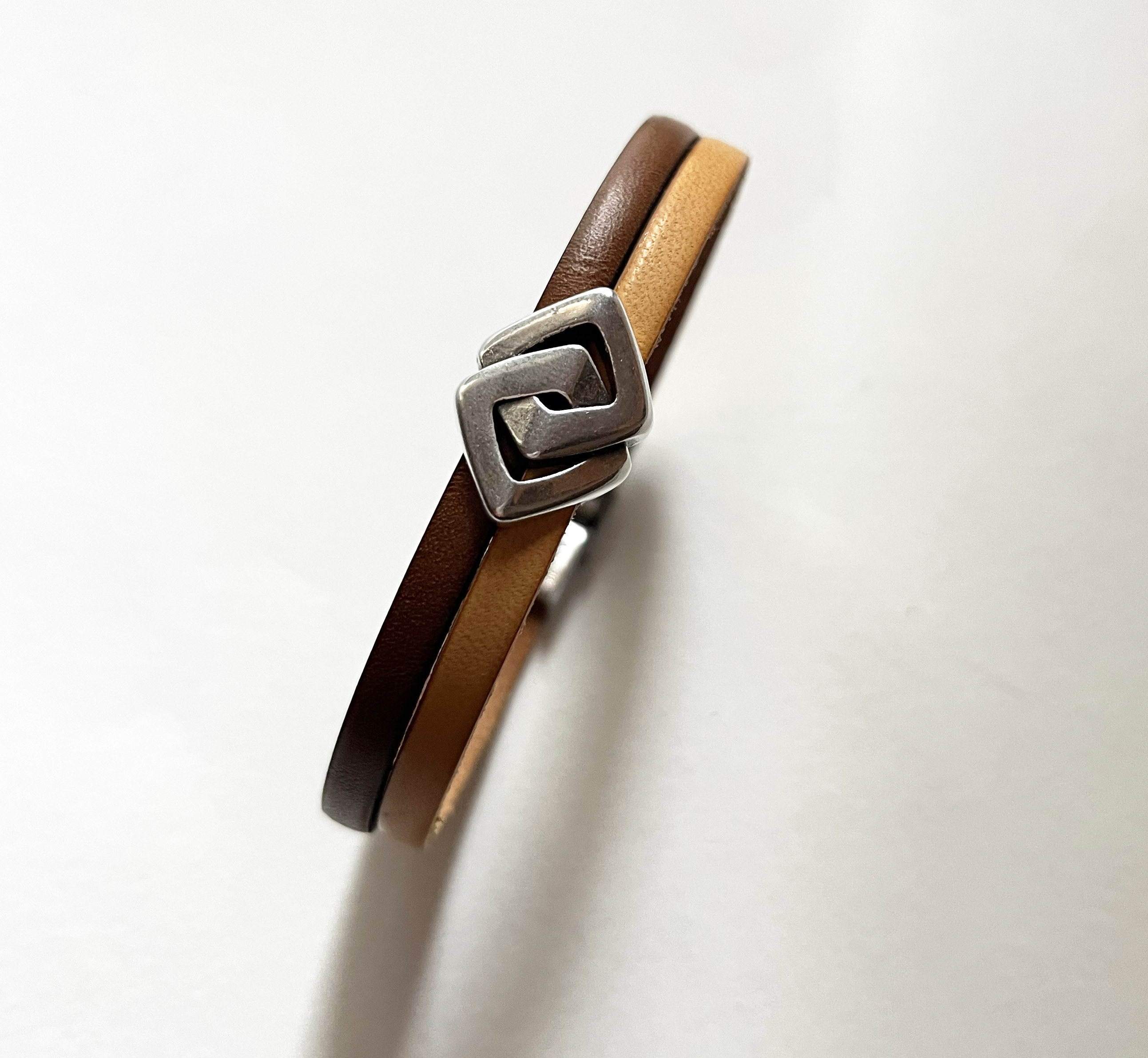 Bracelet duo de cuir au passant entrelac&eacute; personnalisable par gravure