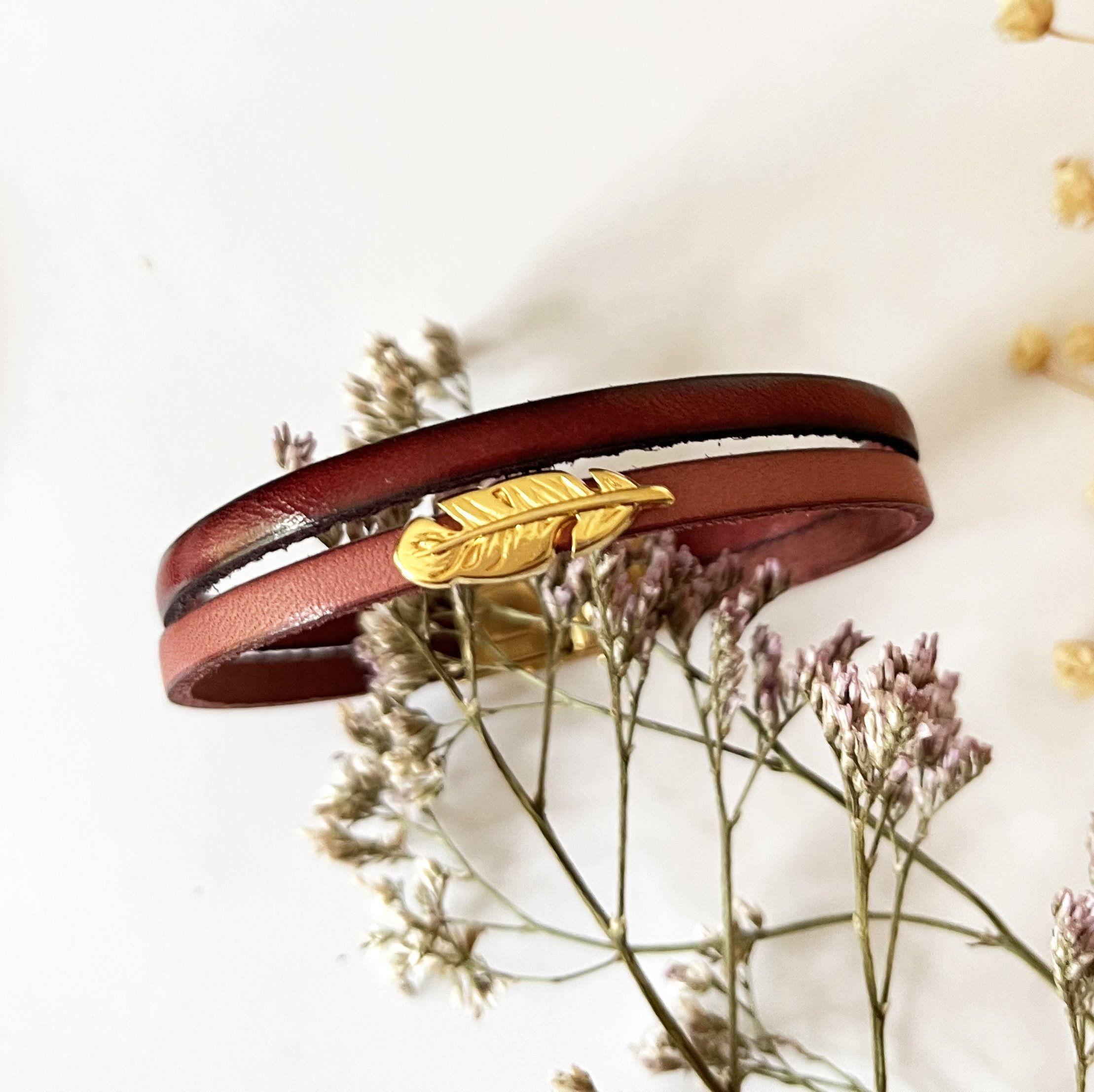 Bracelet duo de cuirs et plume dor&eacute;e &agrave; personnaliser  