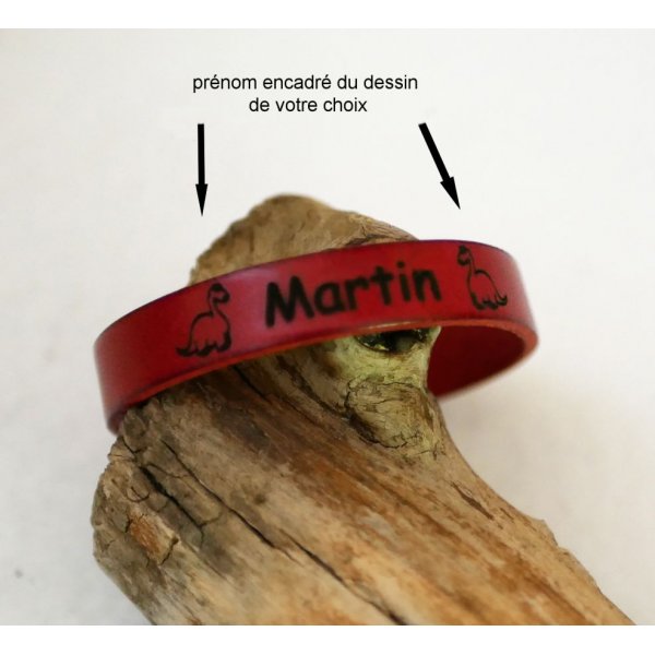 Braccialetto in pelle personalizzato per bambini con inciso il nome di battesimo incorniciato con disegni a scelta