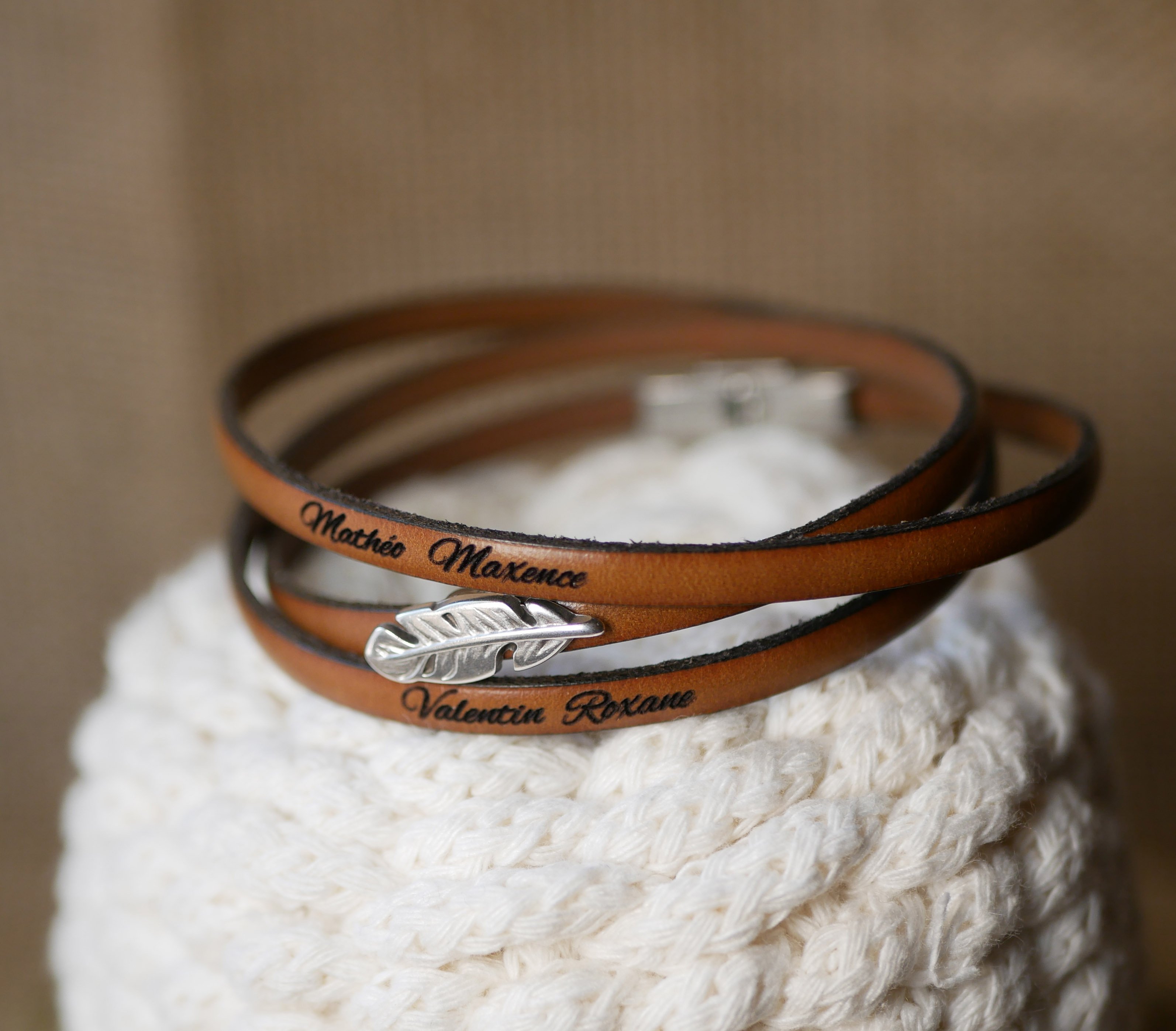 Bracciale boh&eacute;mien in pelle da donna con disegno di piume, 3 giri, personalizzabile