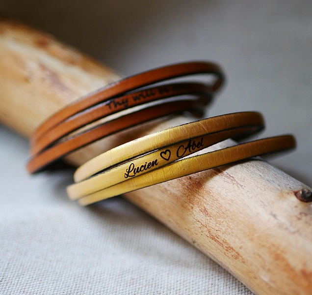Bracelets en cuir personnalisés avec gravure sur mesure.
