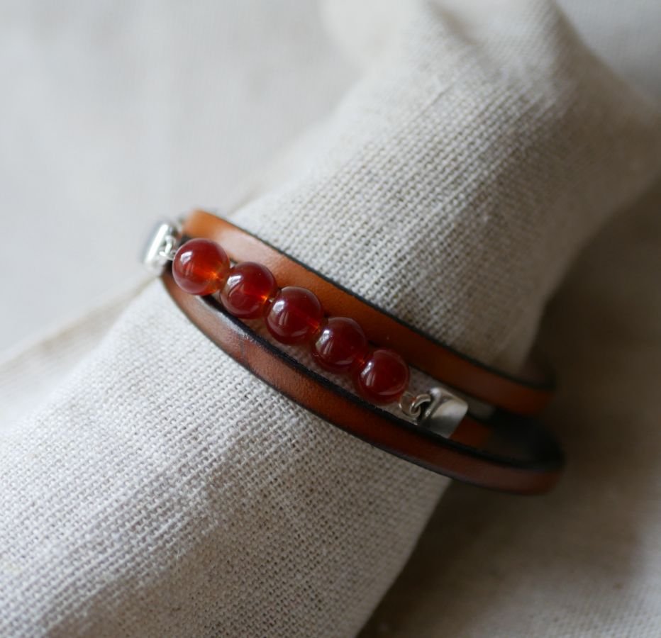 Bracciale da donna in pelle marrone e perle rosse, un triplo giro da personalizzare 