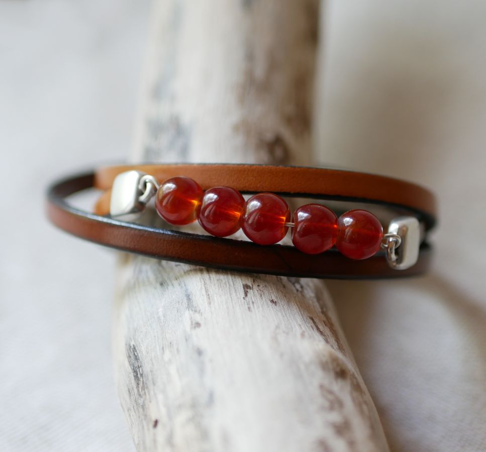 Bracciale da donna in pelle marrone e perle rosse, un triplo giro da personalizzare 