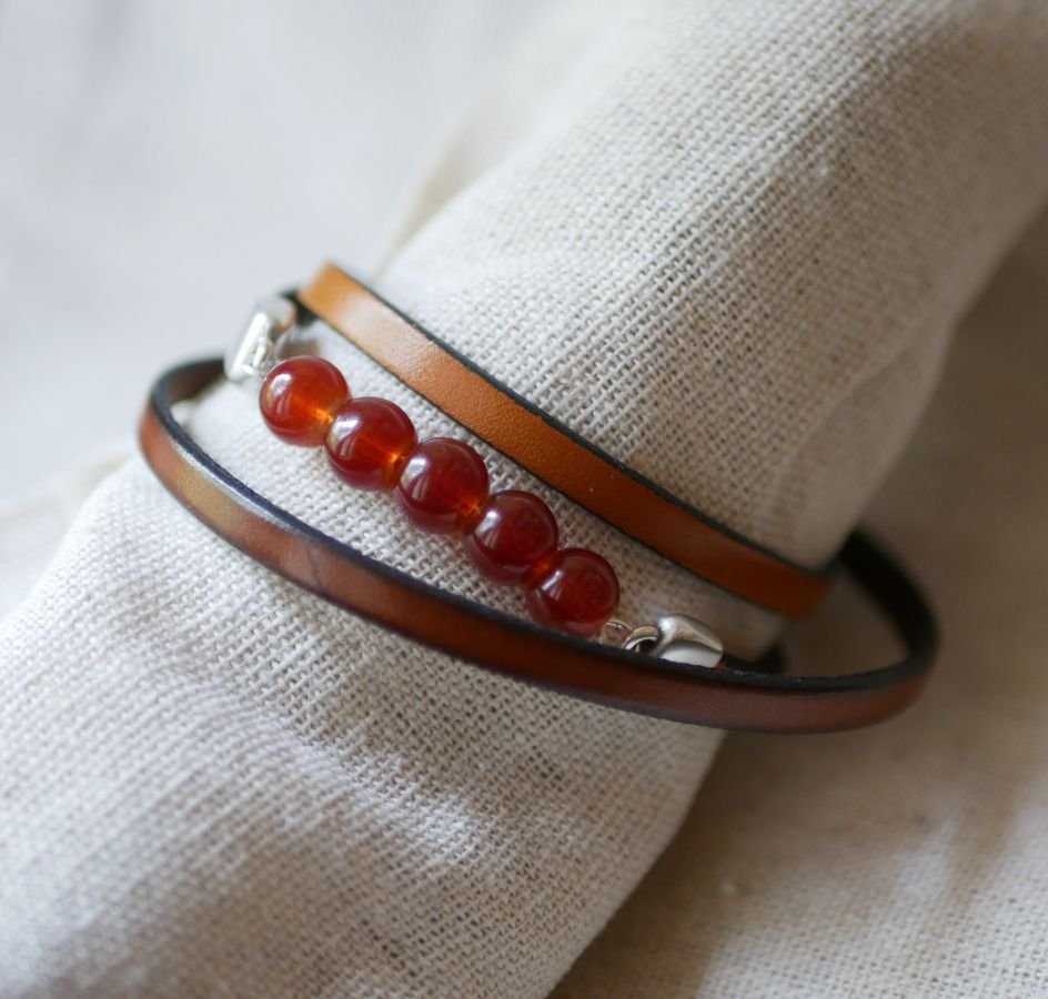 Bracciale da donna in pelle marrone e perle rosse, un triplo giro da personalizzare 