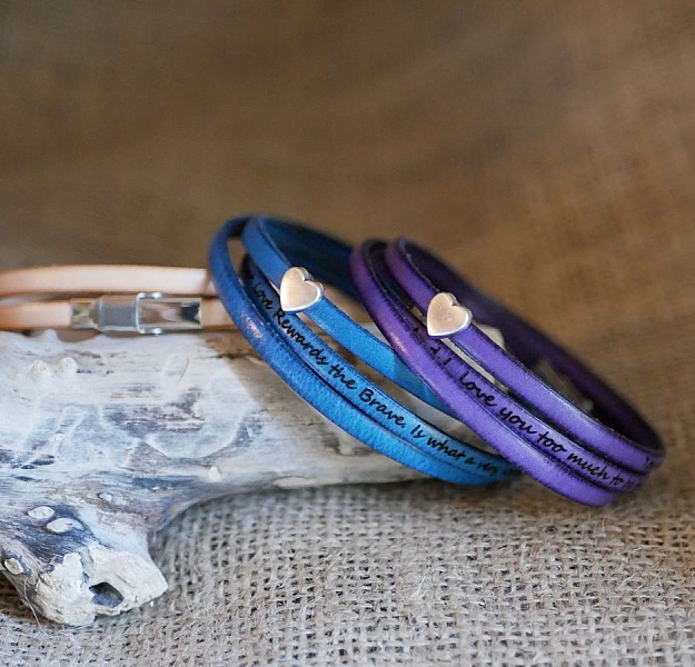 Bracciale in pelle da donna personalizzabile con design a cuore in argento