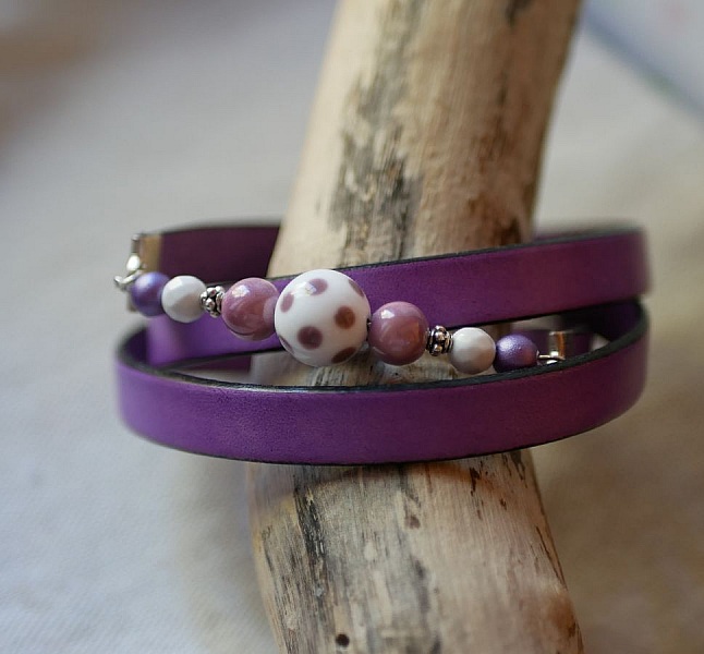 Bracelet triple tours en cuir mauve avec perles personnalisables.