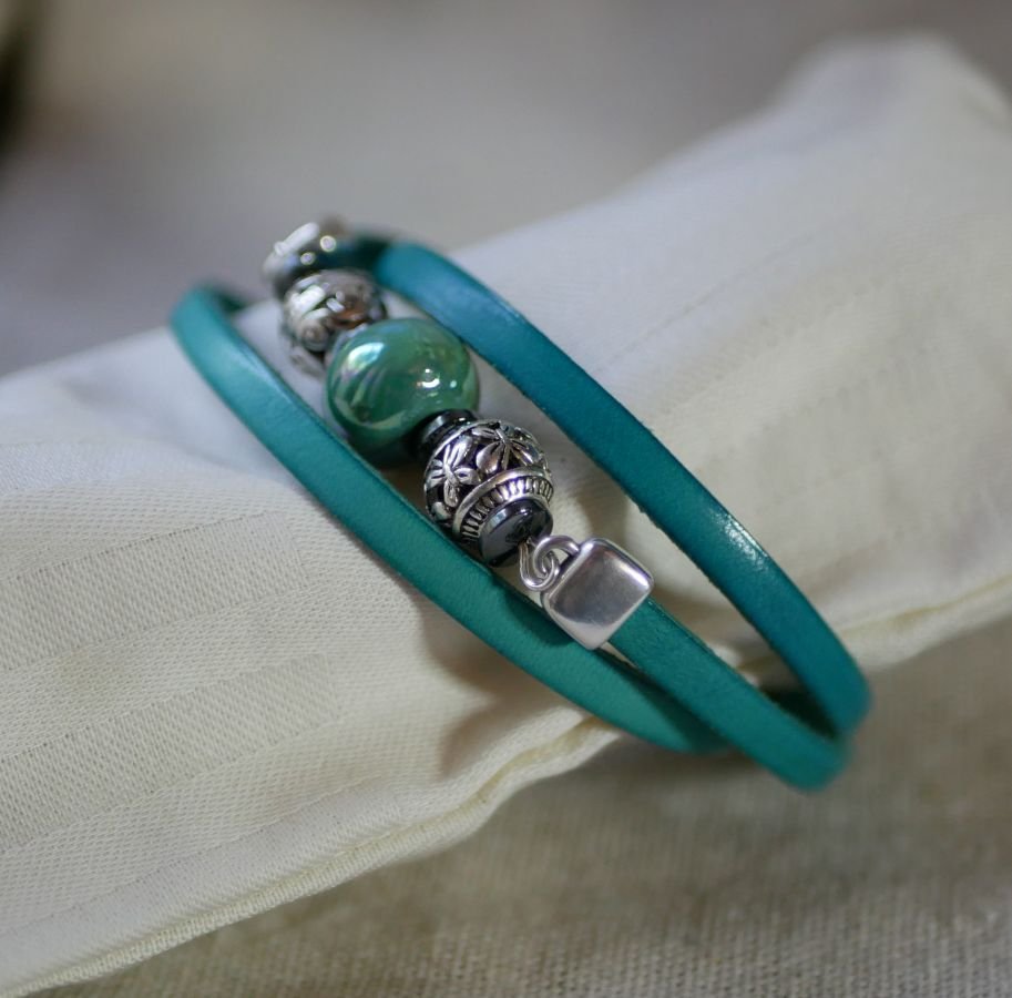 Bracciale da donna in pelle e perle, verde turchese, da personalizzare 