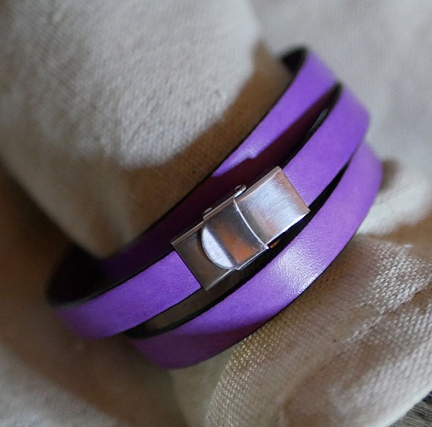 Bracelet femme triple tours en cuir mauve personnalisable.