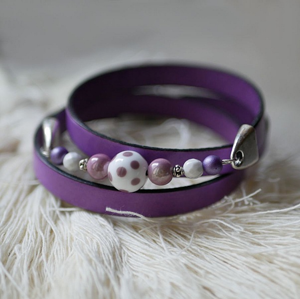 Bracelet triple tours en cuir mauve et perles fantaisie.
