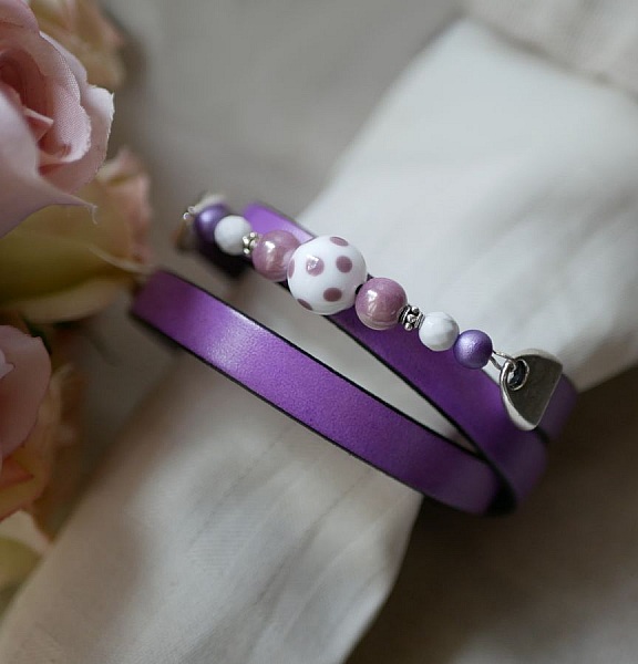 Bracelet femme triple tours en cuir mauve et perles personnalisables.
