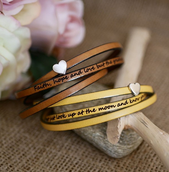 Bracciale in pelle da donna personalizzabile con design a cuore in argento