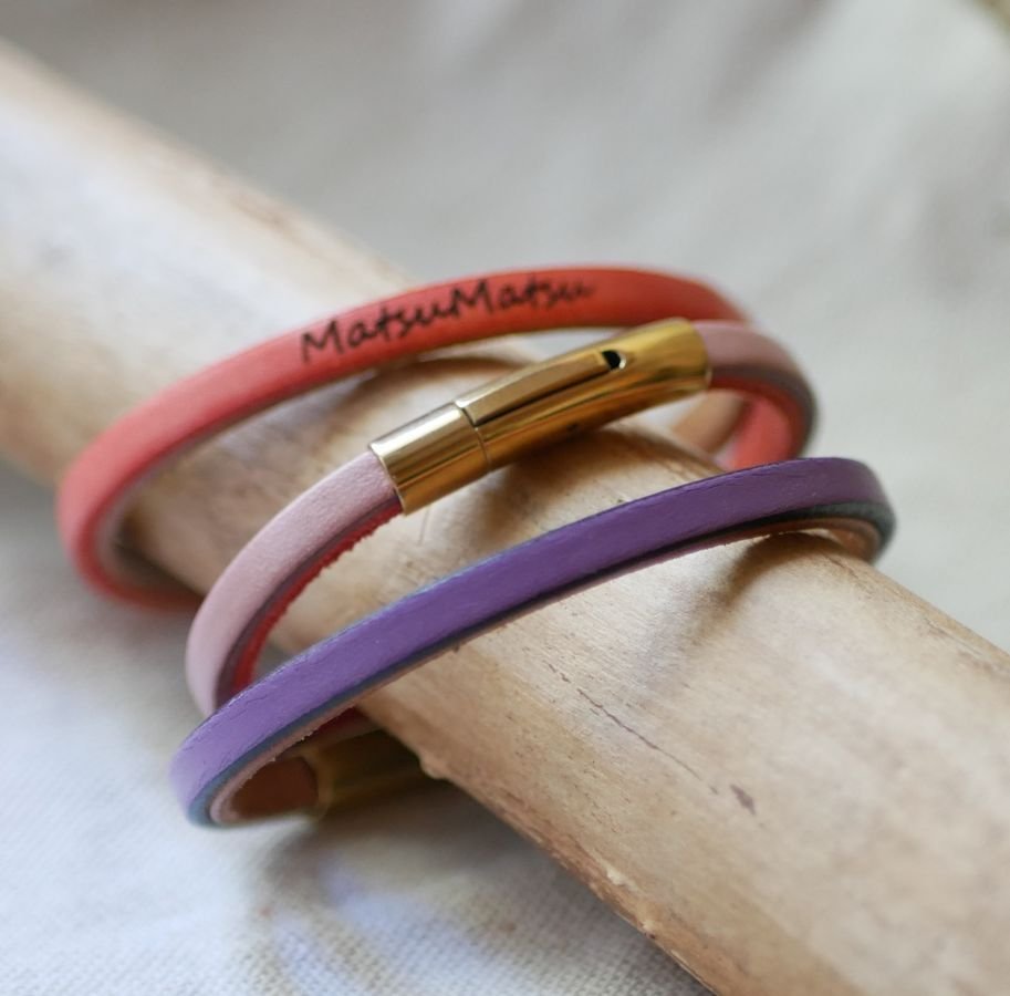 Bracciale in pelle bicolore personalizzato con chiusura dorata