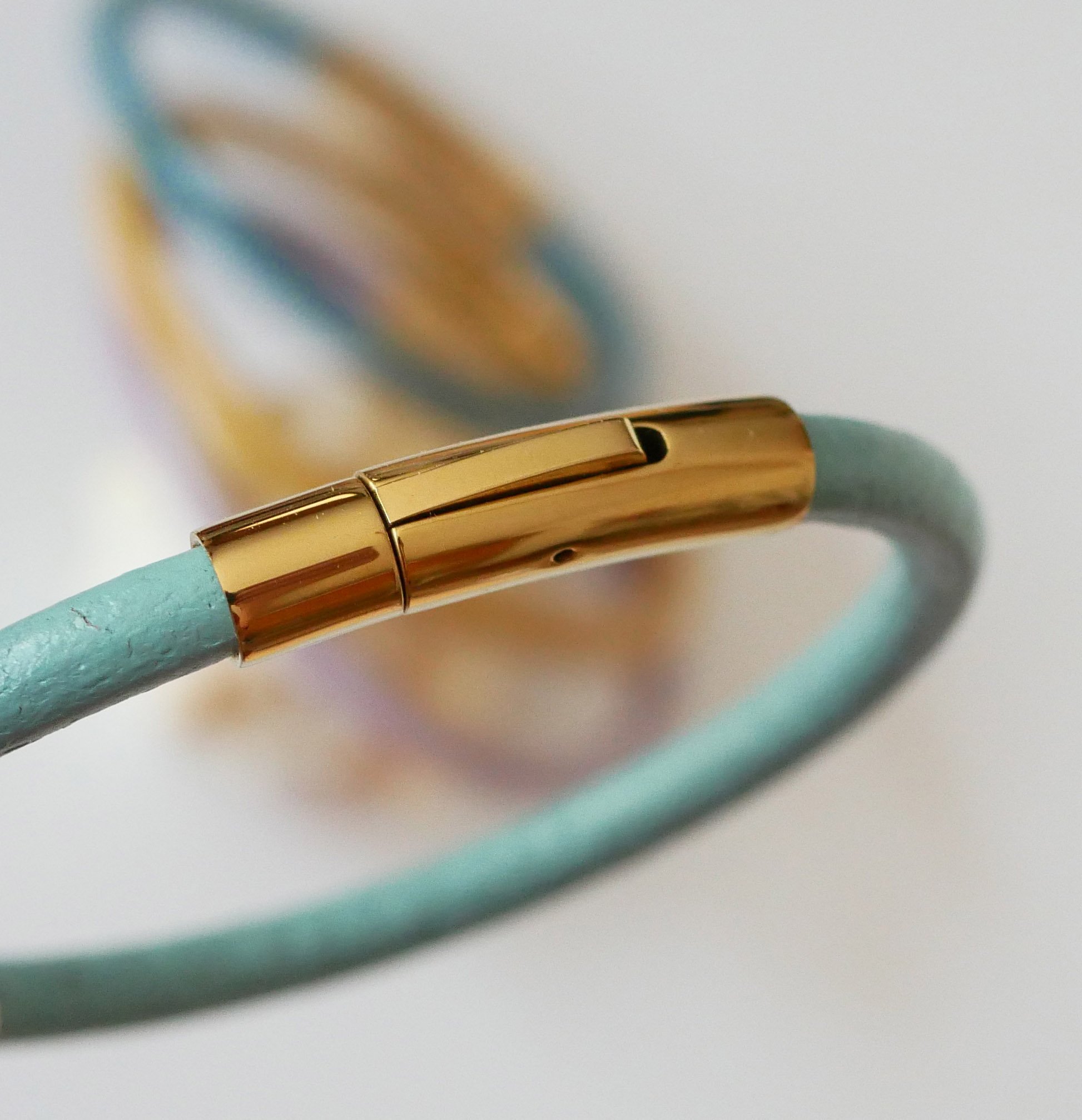 Bracciale da donna rotondo in pelle con chiusura a baionetta in oro