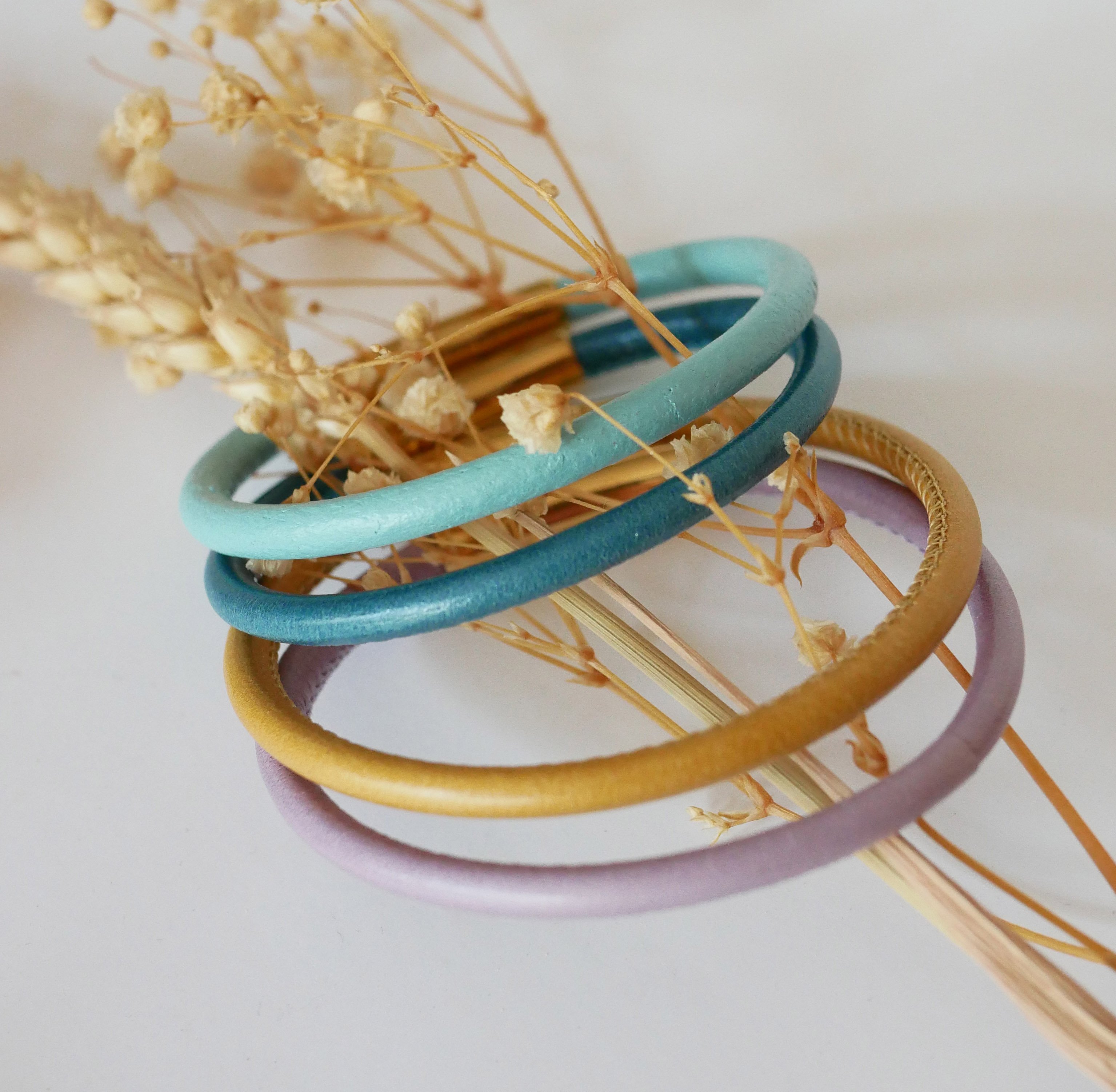 Bracciale da donna rotondo in pelle con chiusura a baionetta in oro