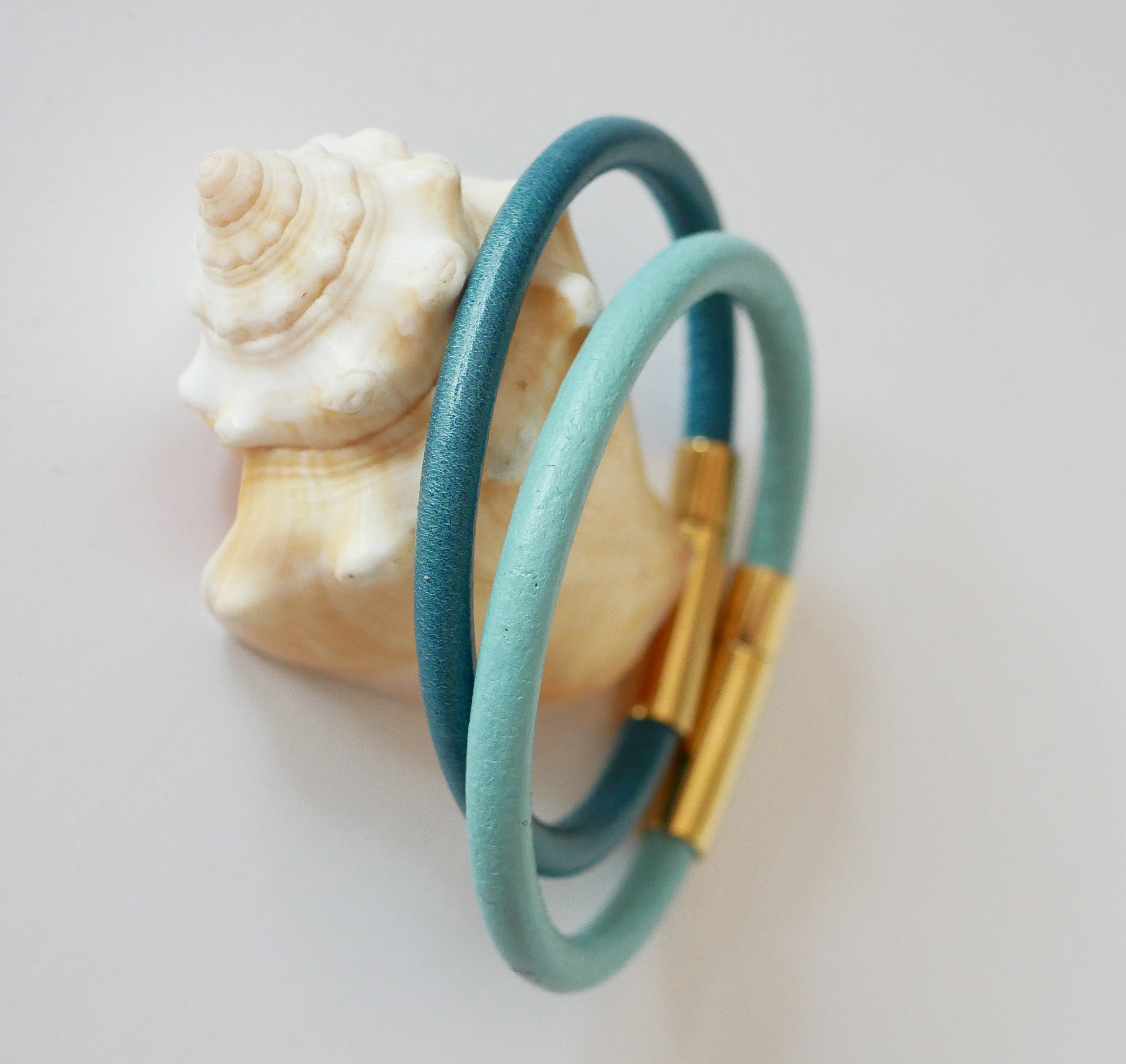 Bracciale da donna rotondo in pelle con chiusura a baionetta in oro