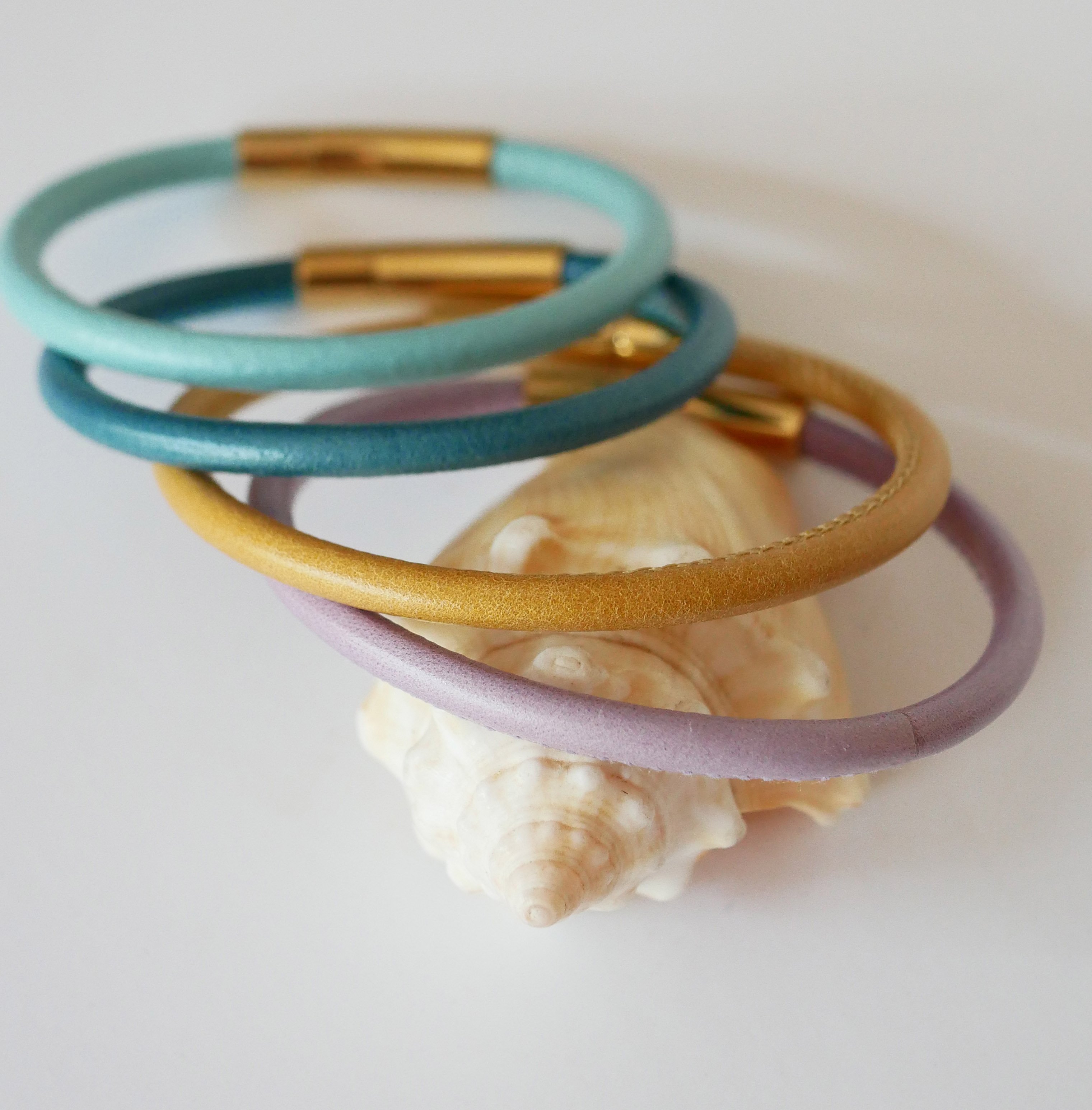 Bracciale da donna rotondo in pelle con chiusura a baionetta in oro