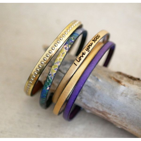 Bracciale da donna in pelle metallizzata rosa con perline dorate