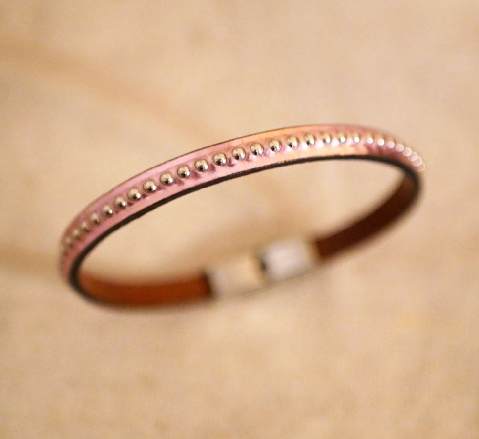 Bracciale da donna in pelle metallizzata rosa con perline argentate 