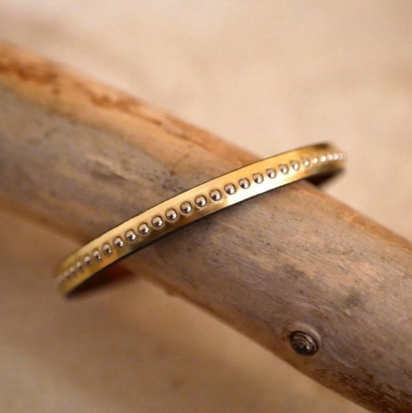 Bracciale da donna in pelle metallizzata rosa con perline dorate