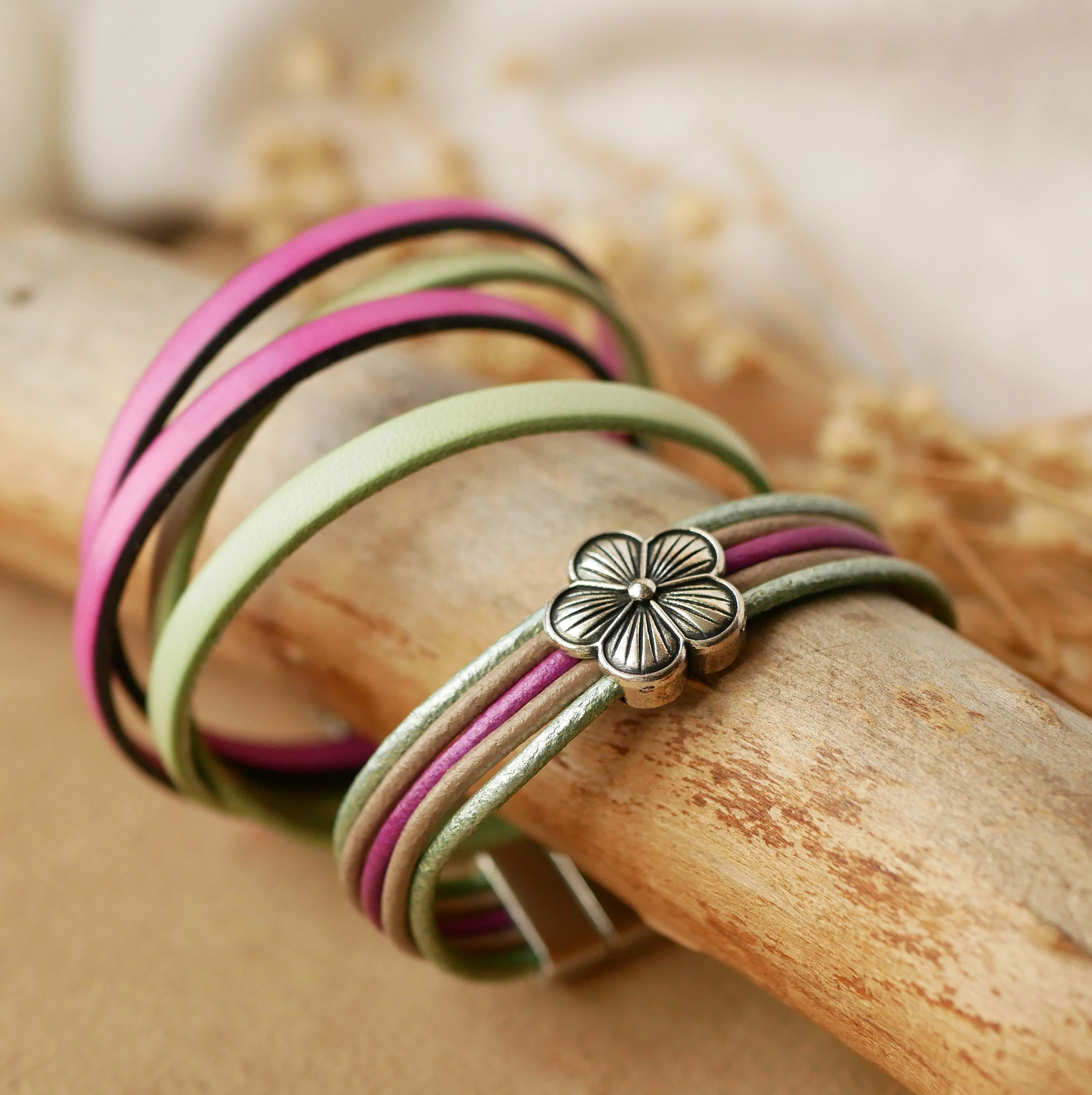 Bracciale da donna con pelli pastello e fiori d'argento