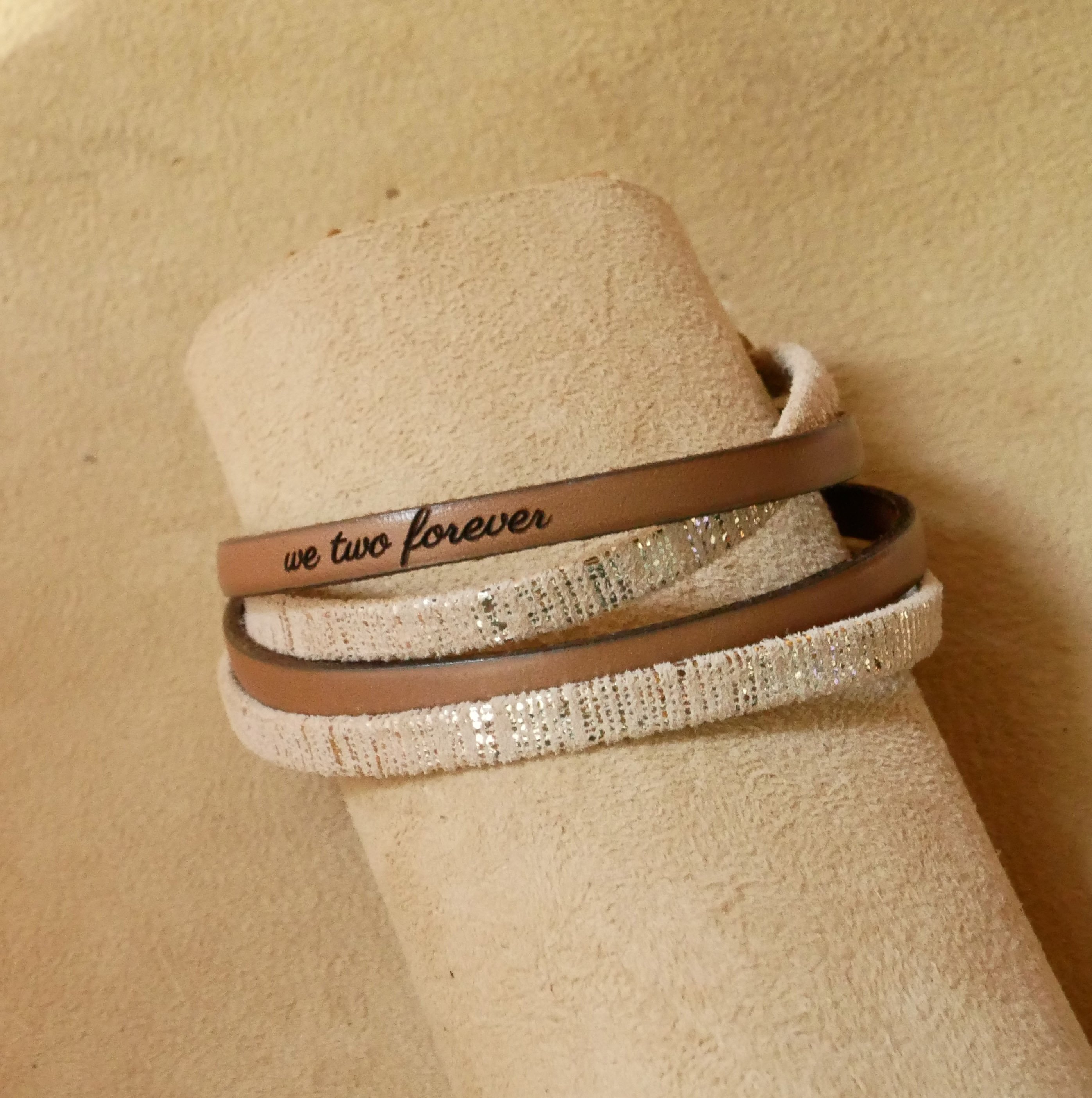 Bracciale doppio in pelle dorata da donna da personalizzare con un'incisione