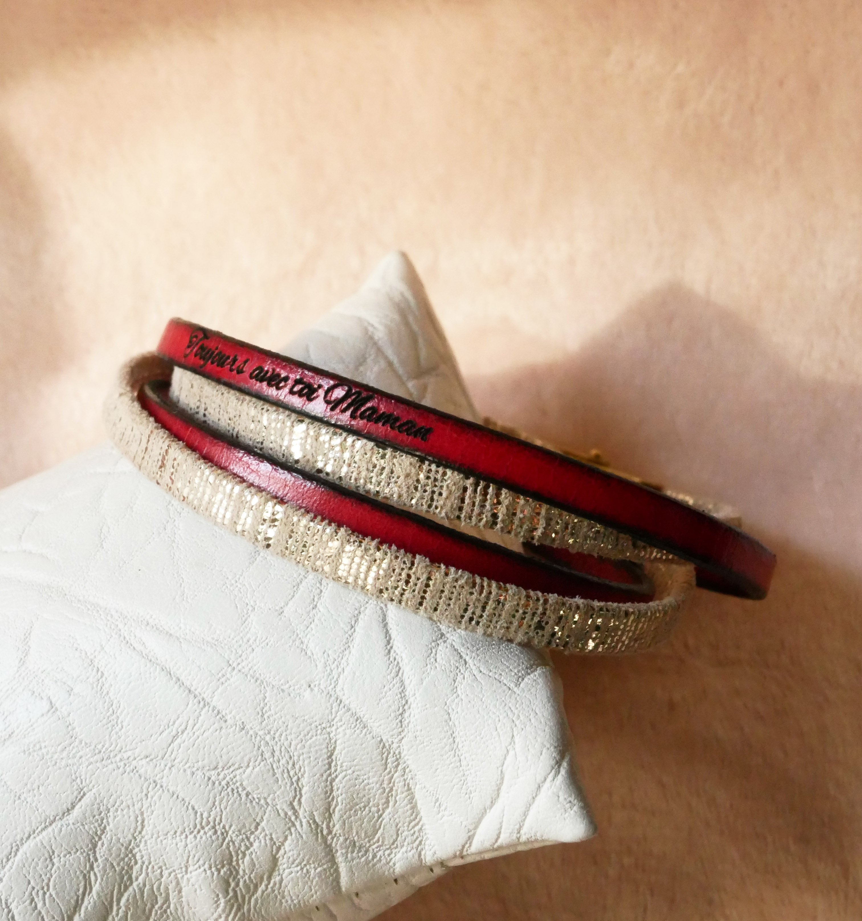 Bracciale doppio in pelle dorata da donna da personalizzare con un'incisione