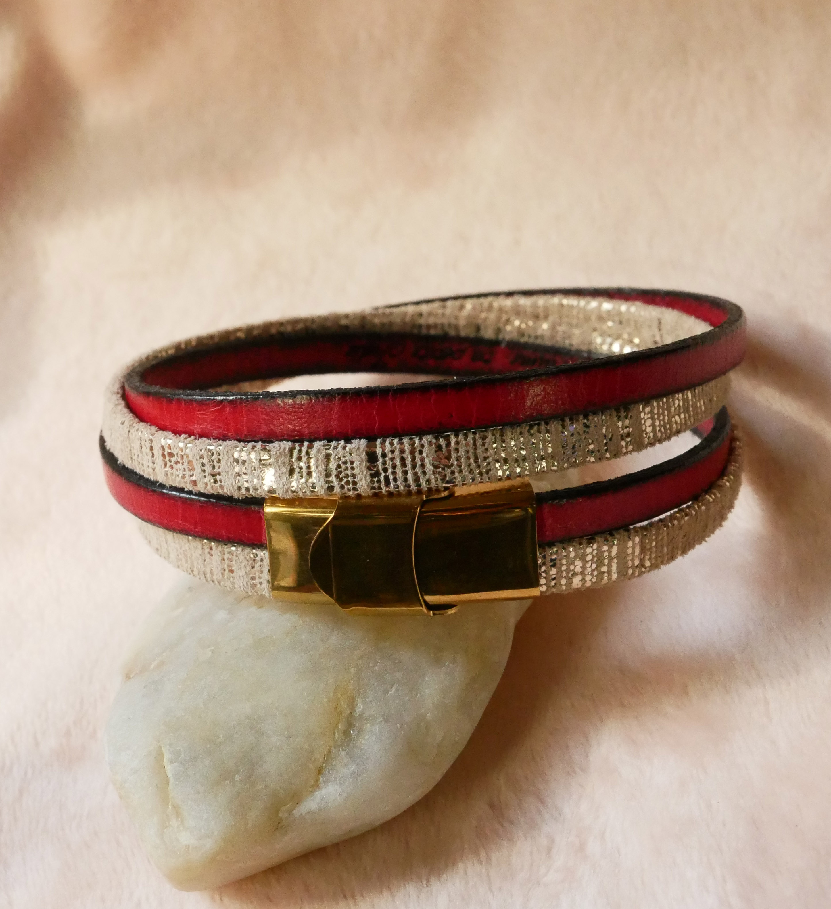 Bracciale doppio in pelle dorata da donna da personalizzare con un'incisione