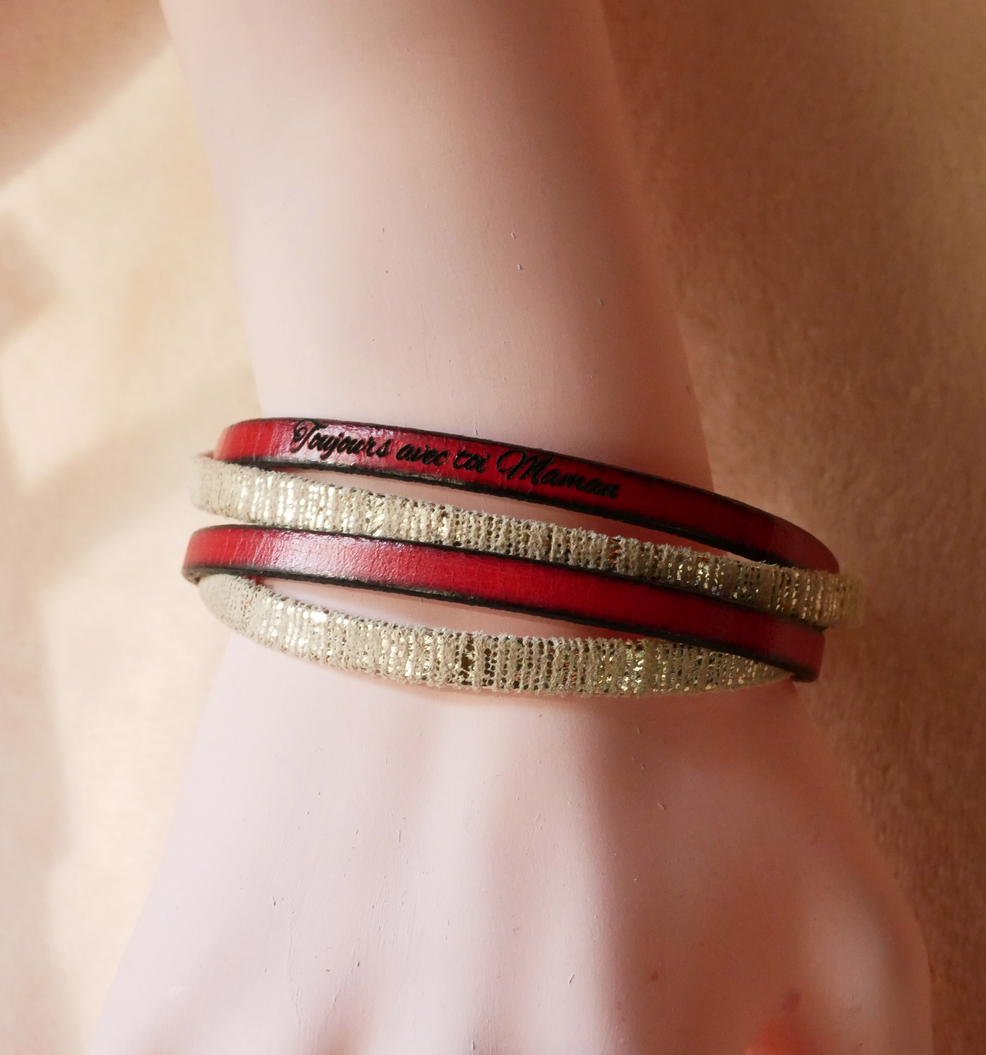 Bracciale doppio in pelle dorata da donna da personalizzare con un'incisione