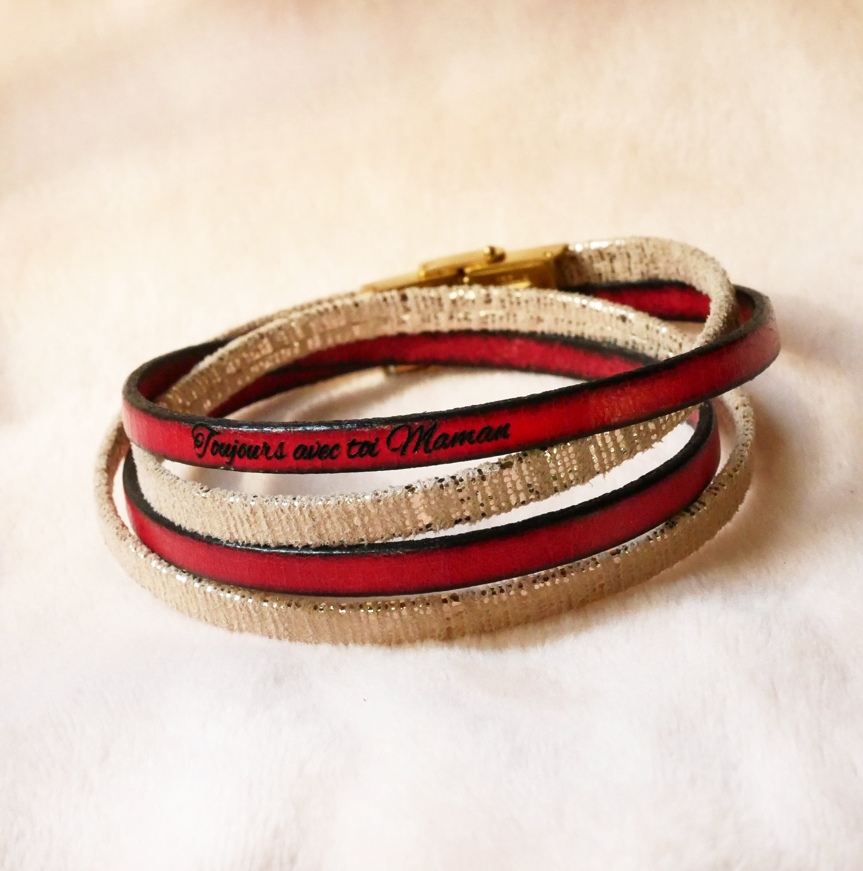 Bracciale doppio in pelle dorata da donna da personalizzare con un'incisione