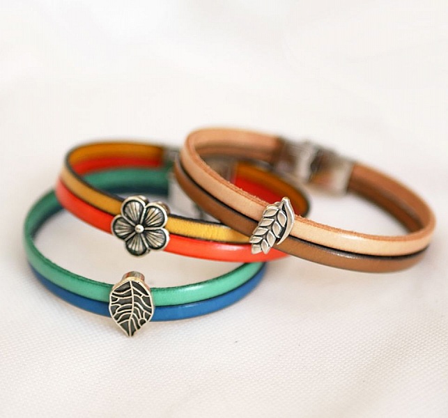 Bracelets femme en cuir coloré avec passants argentés personnalisables.