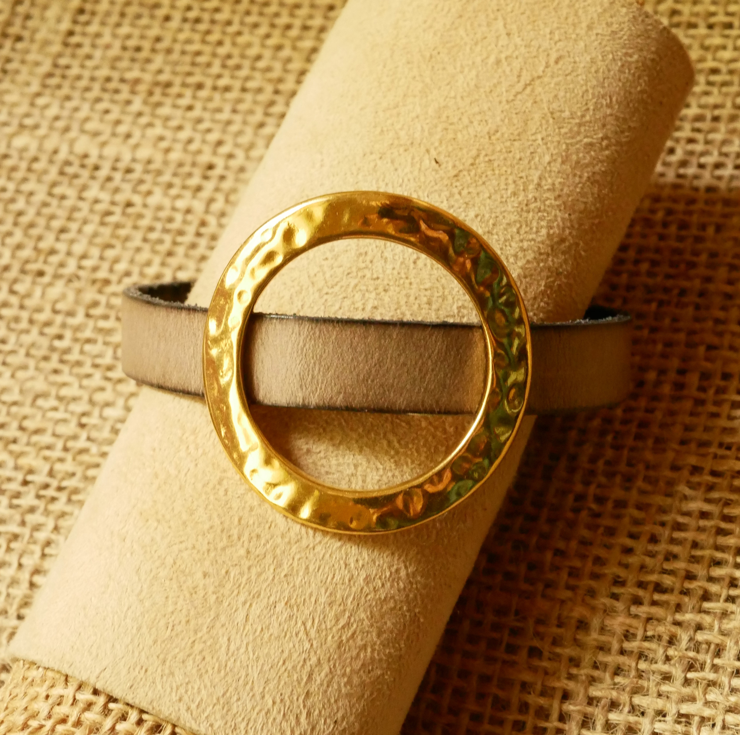 Bracciale donna grande anello d'oro in pelle colore a scelta